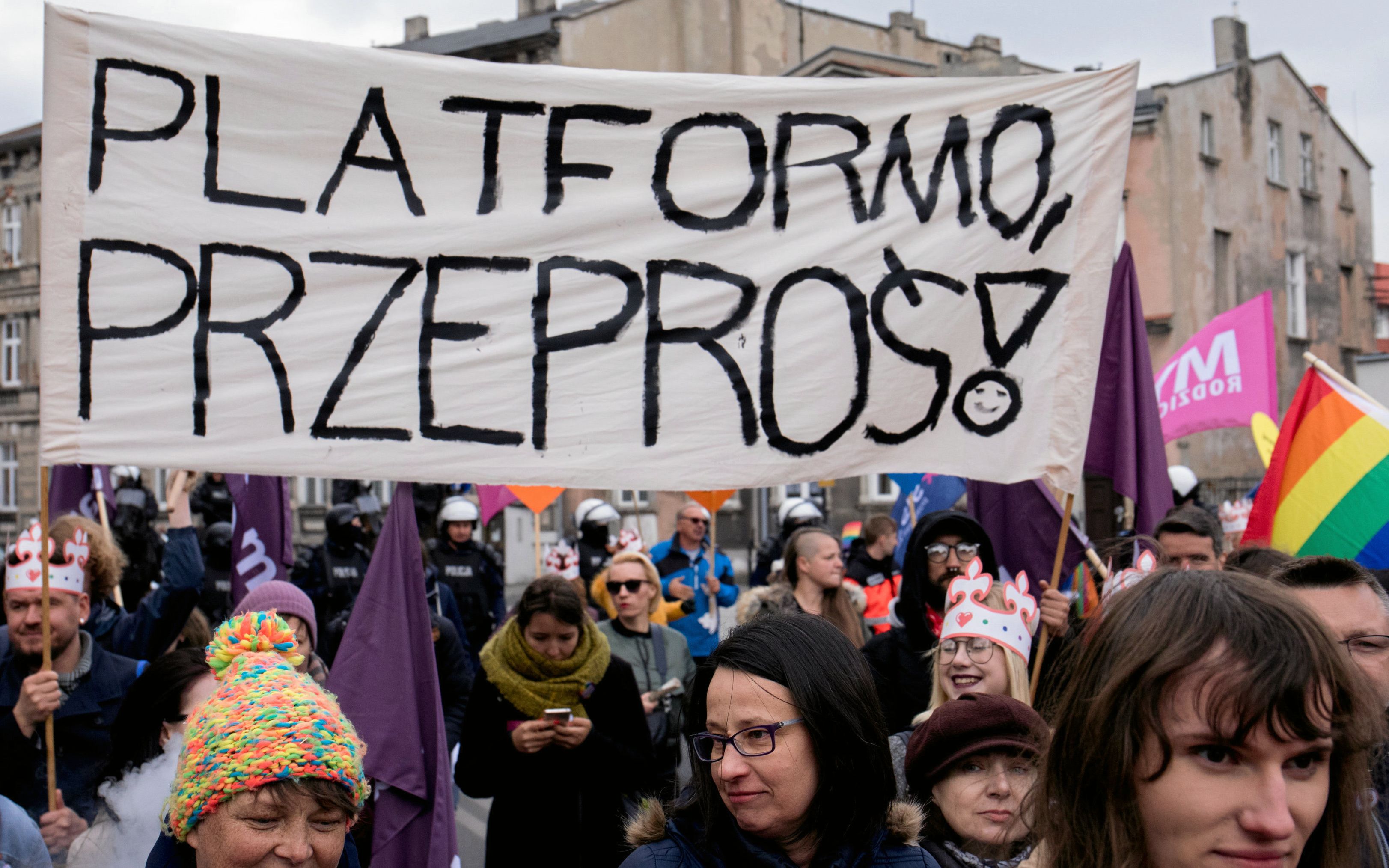 13.04.2019 , Gniezno , Marsz Rownosci pod haslem  " Pierwsza stolica rownosci " po raz pierwszy przechodzi ulicami Gniezna . Poczatkowo zakazany przez prezydenta Tomasza Budasza zostal ostatecznie zalegalizowany wyrokiem sadu . Marszowi towarzyszyla kontrmanifestacja i wulgarne okrzyki kiboli . 
Fot. Lukasz Cynalewski / Agencja Gazeta