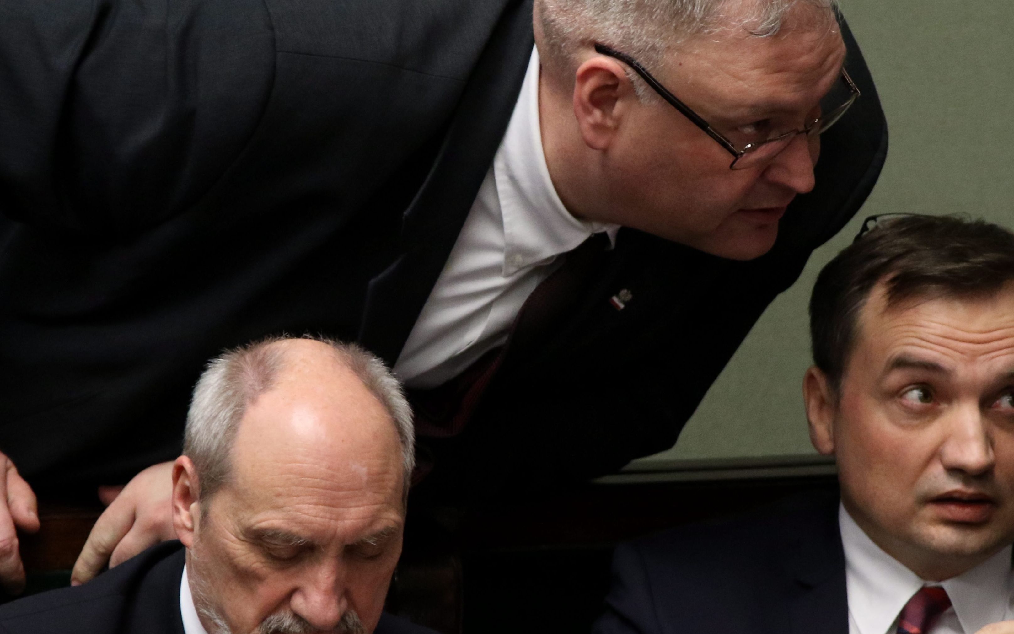 28.01.2016 Warszawa , Sejm . Minister obrony Antoni Macierewicz , wiceminister sprawiedliwosci Bogdan Swiaczkowski i minister sprawiedliwosci Zbigniew Ziobro podczas glosowania poprawek : Prawo o prokuraturze .
Fot . Slawomir Kaminski / Agencja Gazeta