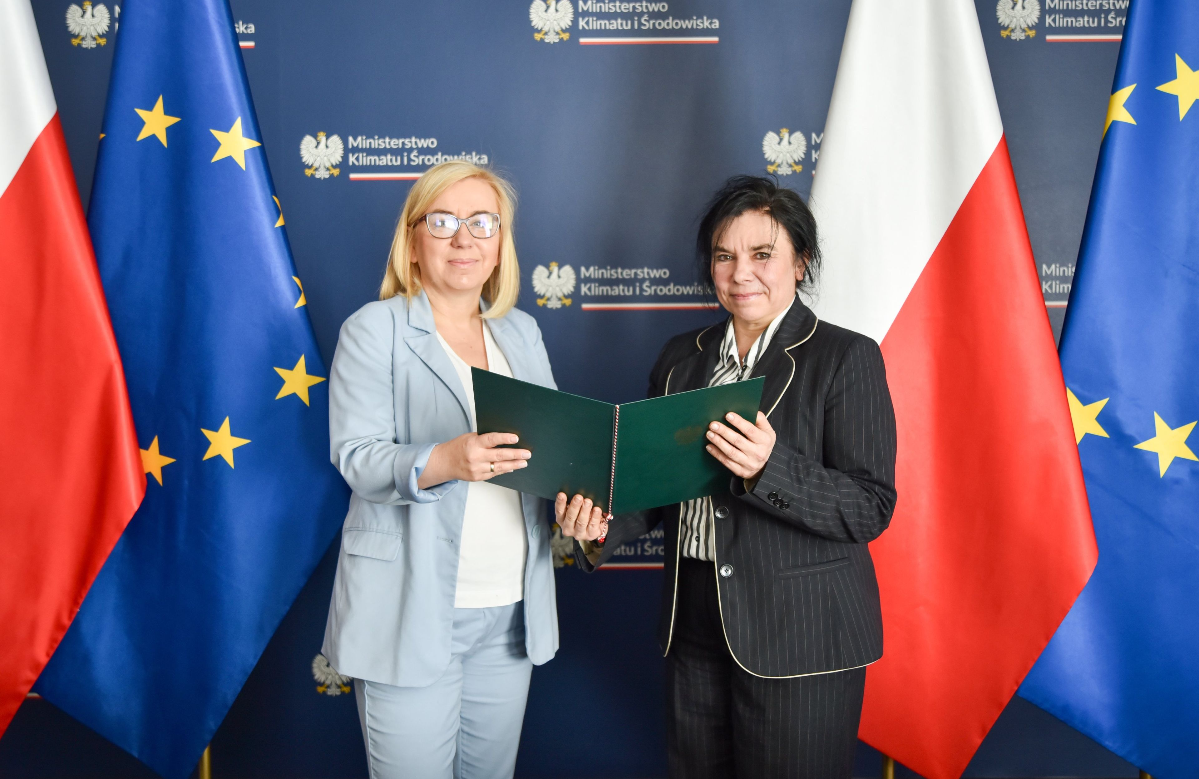 ministra klimatu podaje dokumenty nowej dyrektorce parku