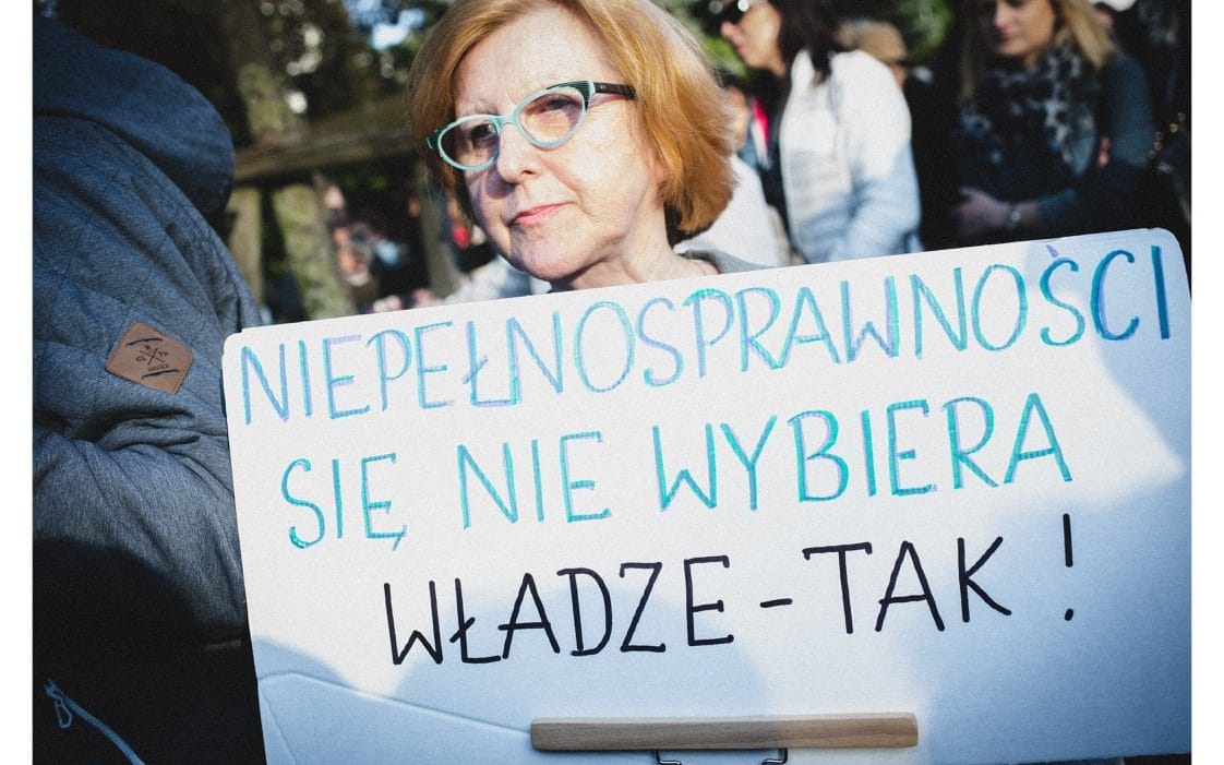 Grafika do artykułu Chcą się pochylić, nie chcą zrozumieć. Komitety wyborcze o niepełnosprawności