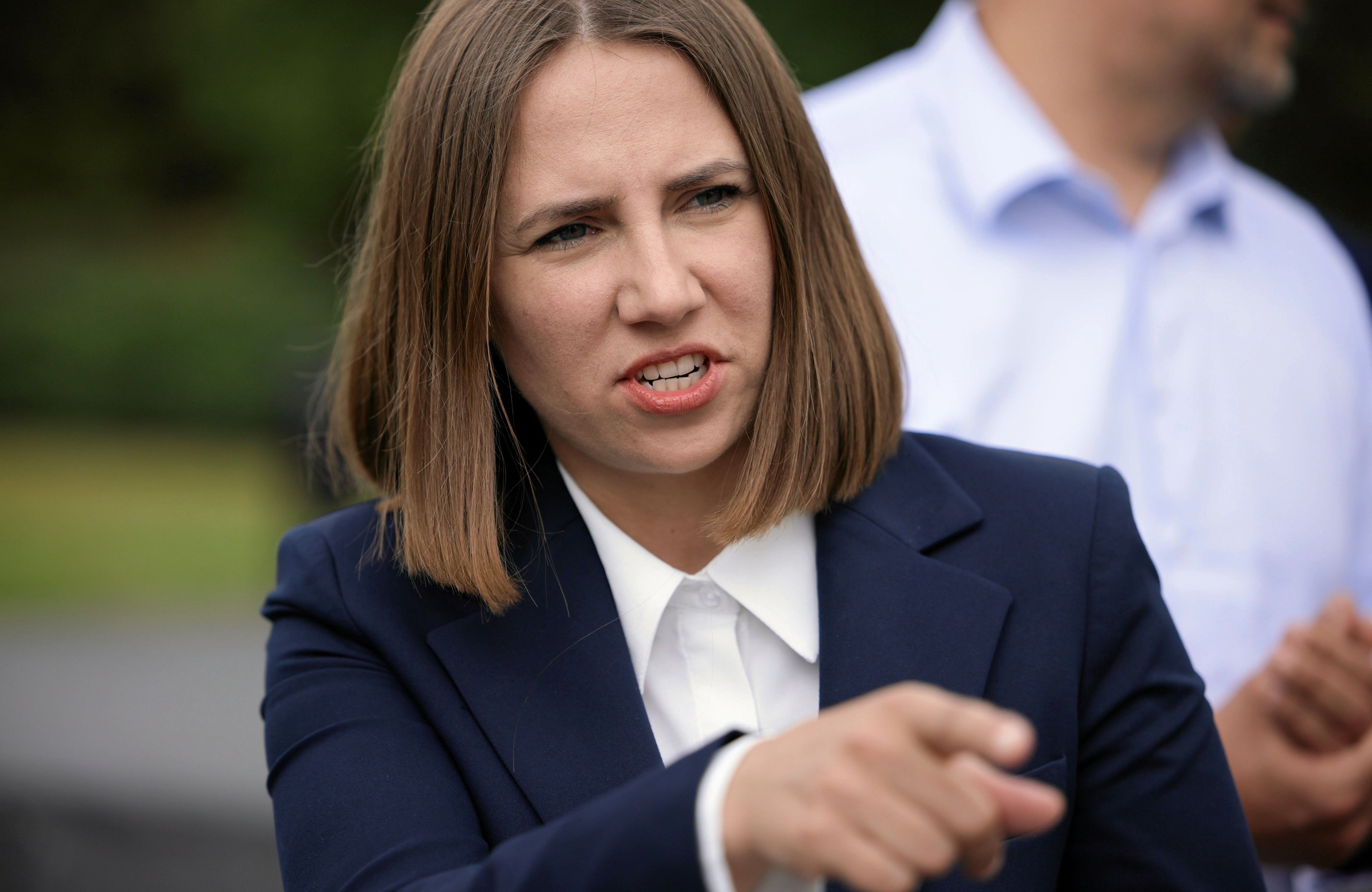 Anna Bryłka wyciąga wskazujący palec