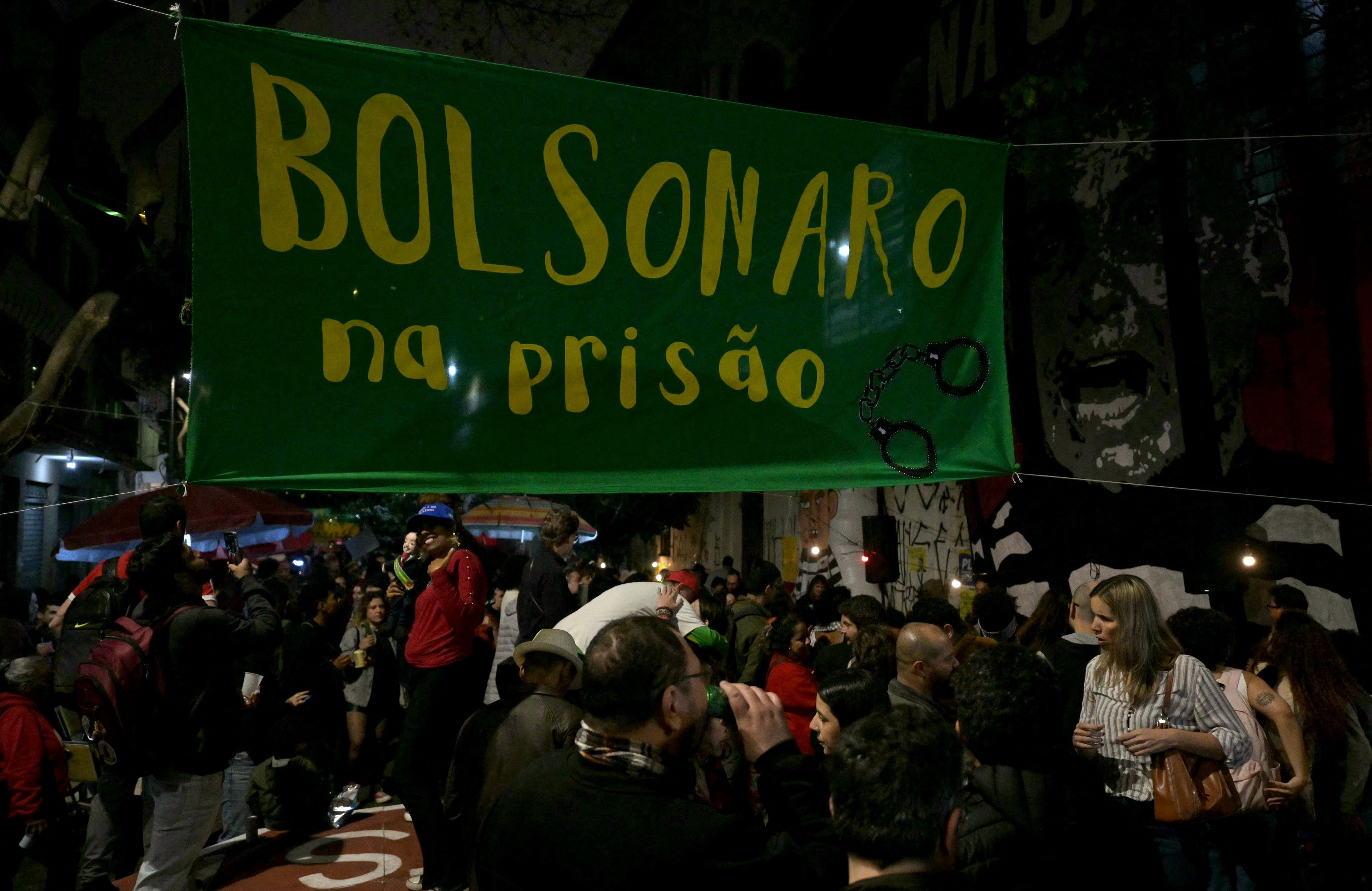 Demonstracja radości z wyroku na Bolsonaro