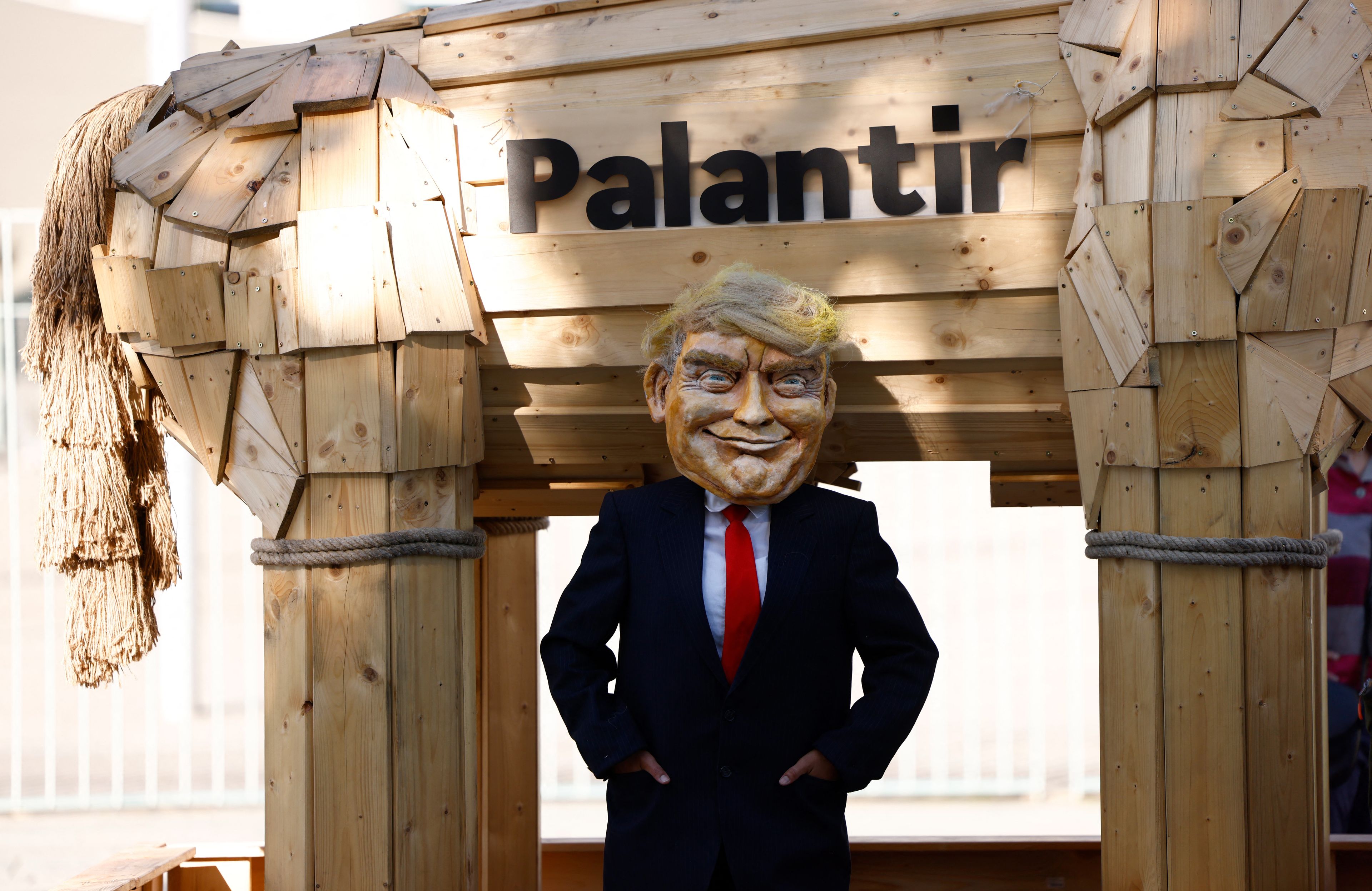 Protest aktywistów przeciw współpracy Niemiec z firmą Palantir, przedstawioną w postaci konia rtrojańskiego, przed siedzibą kanclerza Niemiec w Berlinie, 3.09.2025 r.