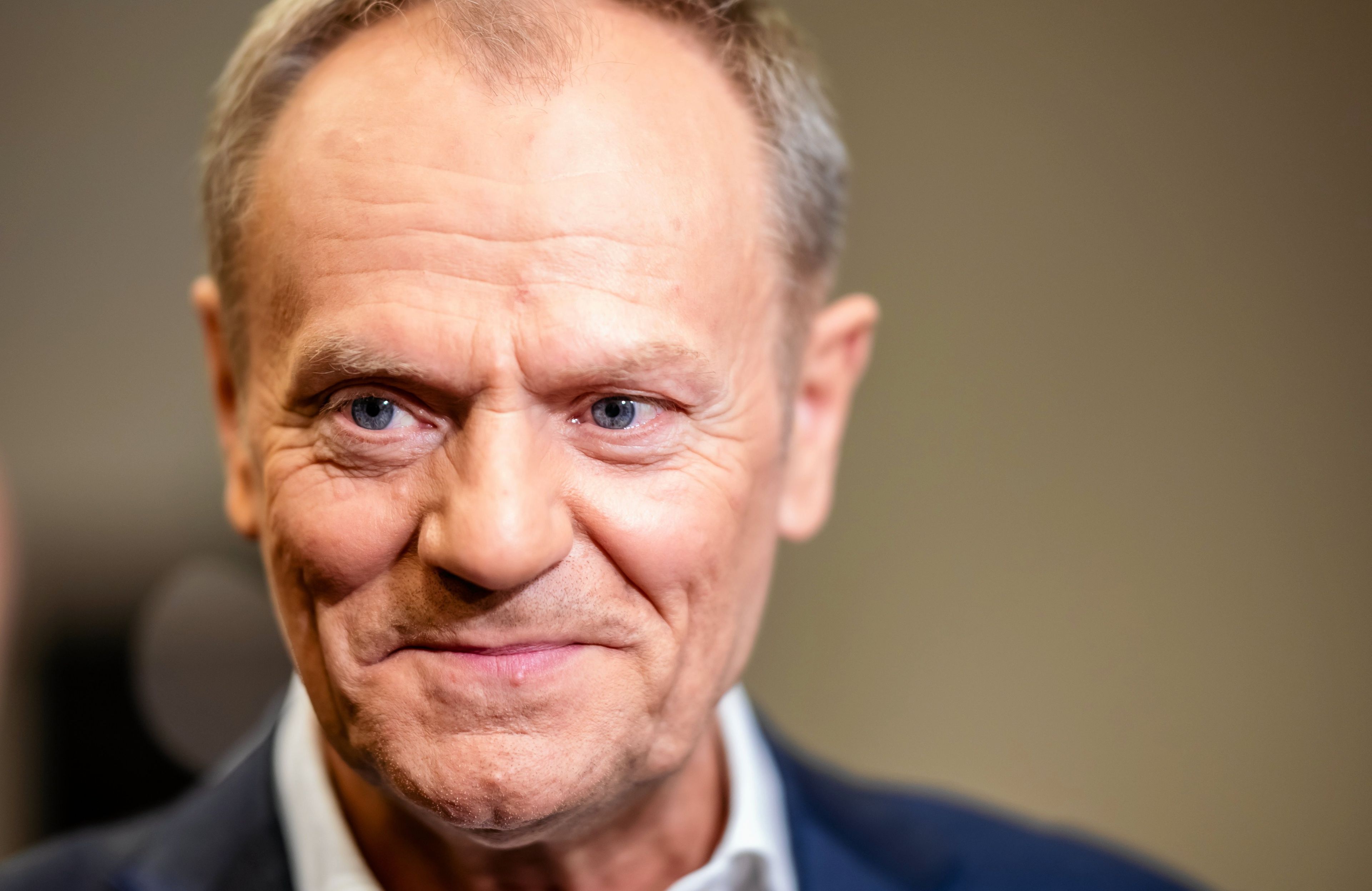 uśmiechnięty łysiejący 60-latek