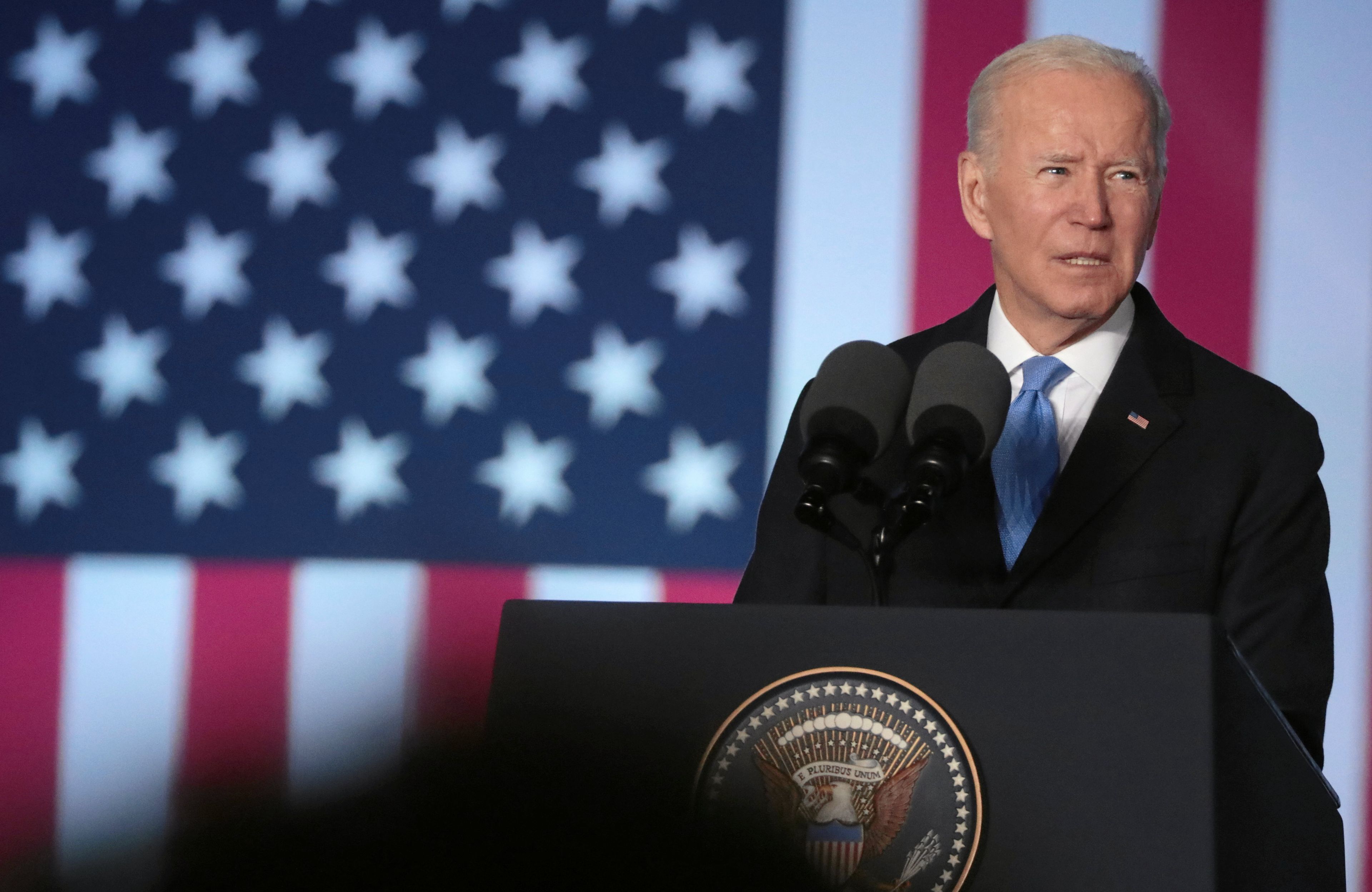 Joe Biden na tle flagi usa