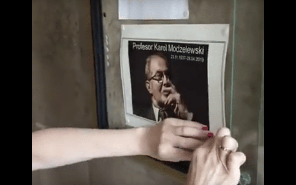 Grafika do artykułu Karol Modzelewski jednak uhonorowany w Sejmie. Nekrolog "PAMIĘTAMY" zawiesiła Joanna Scheuring-Wielgus
