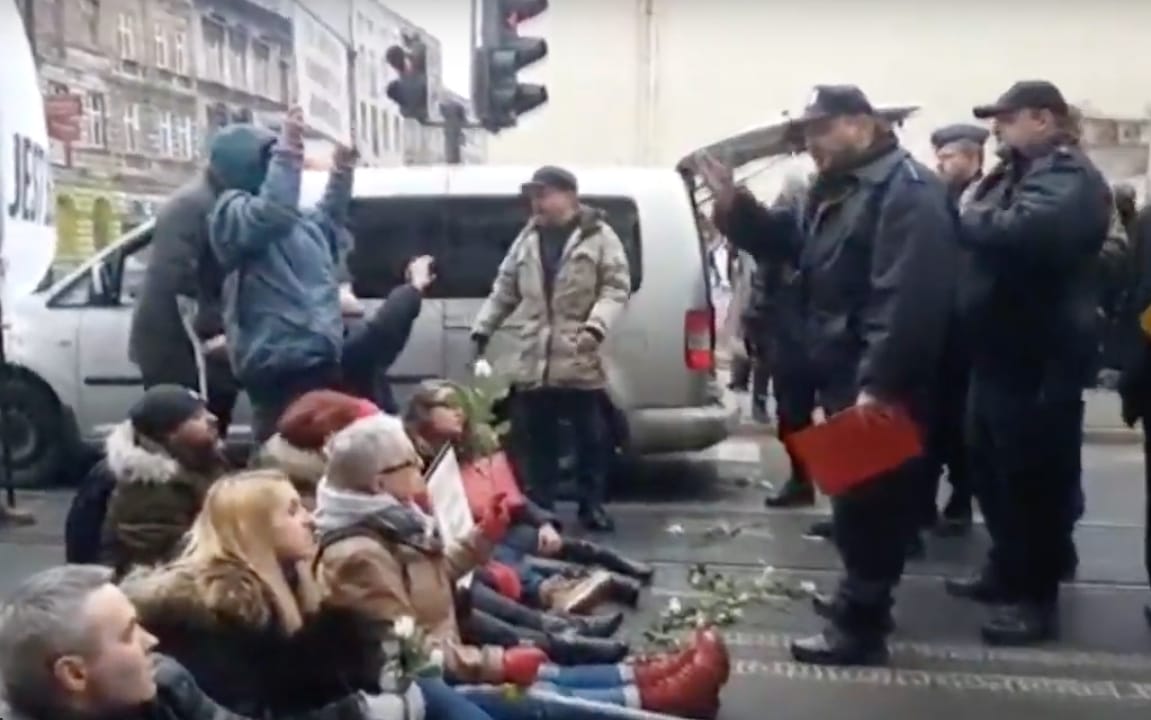 Grafika do artykułu Narodowiec zaatakował Obywatelkę RP w Łodzi. Marsz uczcił „Burego”, niósł falangi