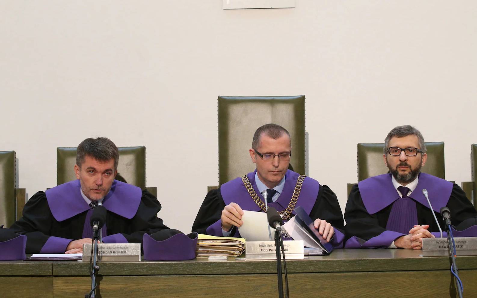 Trzech sędziów togach