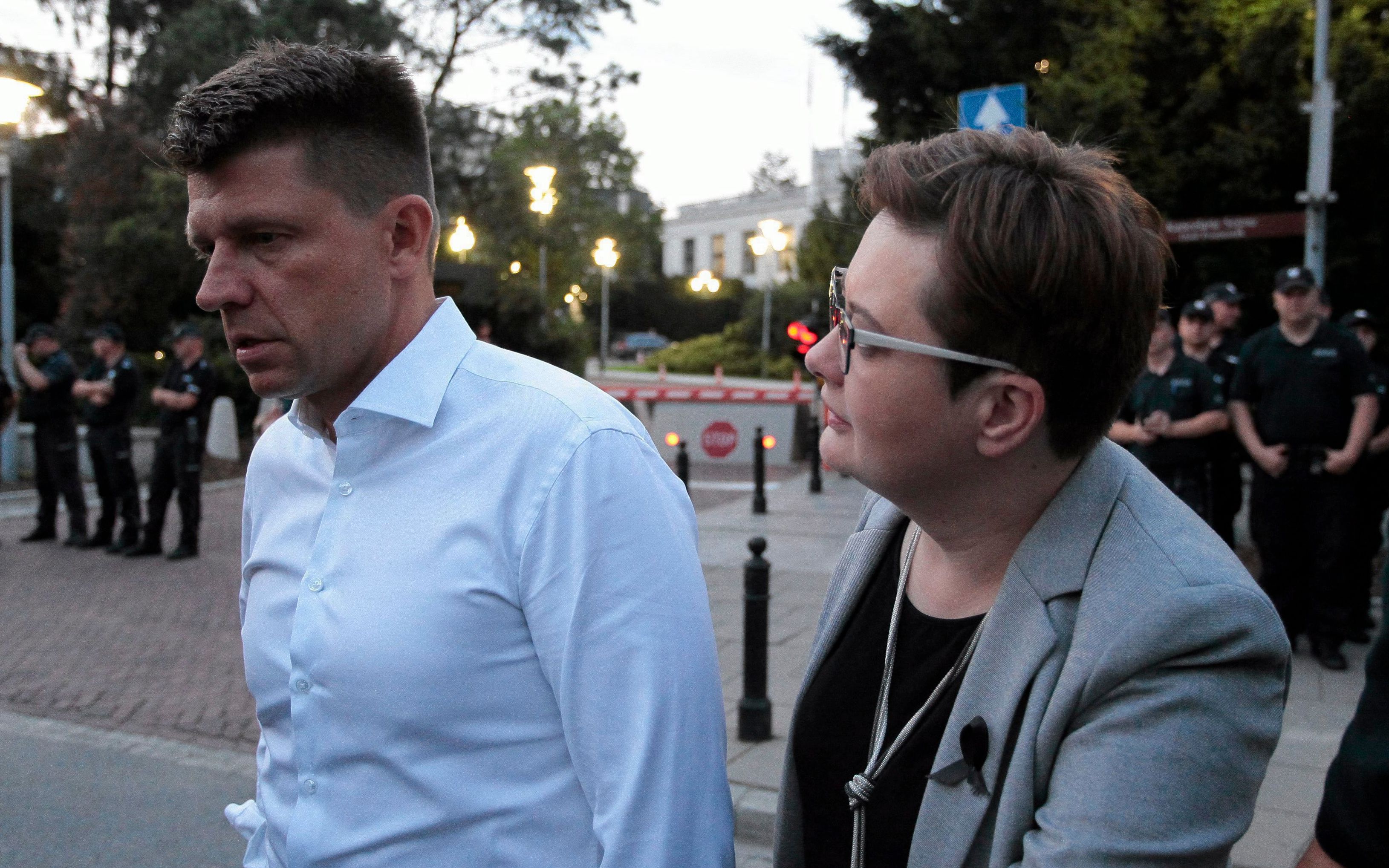19.07.2017 Warszawa . Kolejny dzien protestu przed Sejmem. Warszawiacy i przyjezdni protestuja przeciw pisowskim ustawom ograniczajacym niezaleznosc sadownictwa ( KRS i SN ). Ryszard Petru i Katarzyna Lubnauer
Fot. Dawid Zuchowicz / Agencja Gazeta