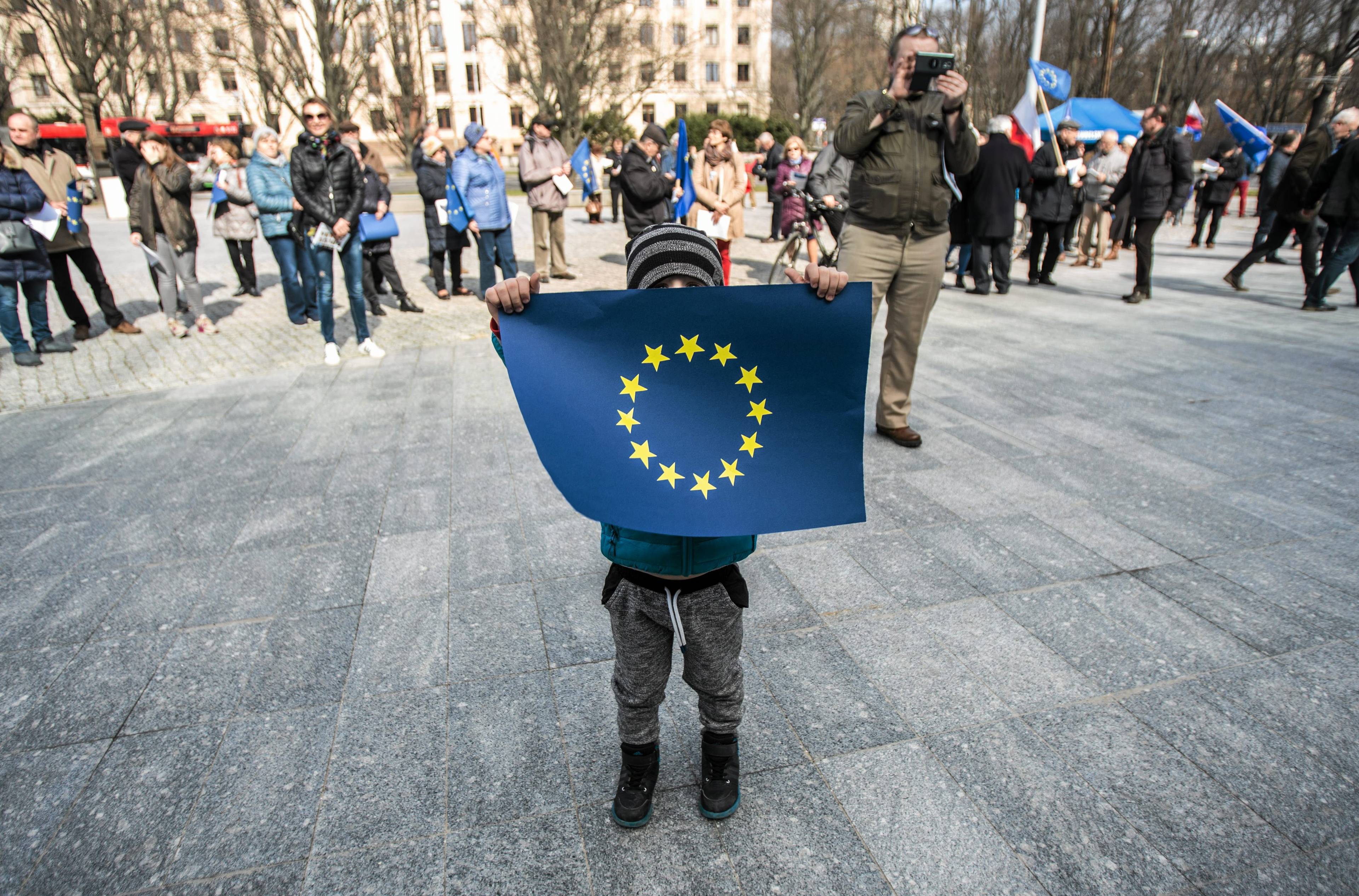 Dziecko trzyma flagę Unii Europejskiej