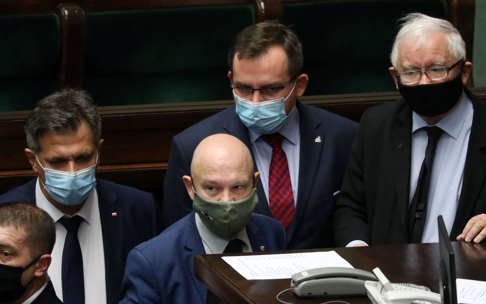 Grafika do artykułu Ależ tąpnięcie! PiS w sondażu Kantar najniżej od 6 lat, KO z mocnym Hołownią mogliby stworzyć rząd