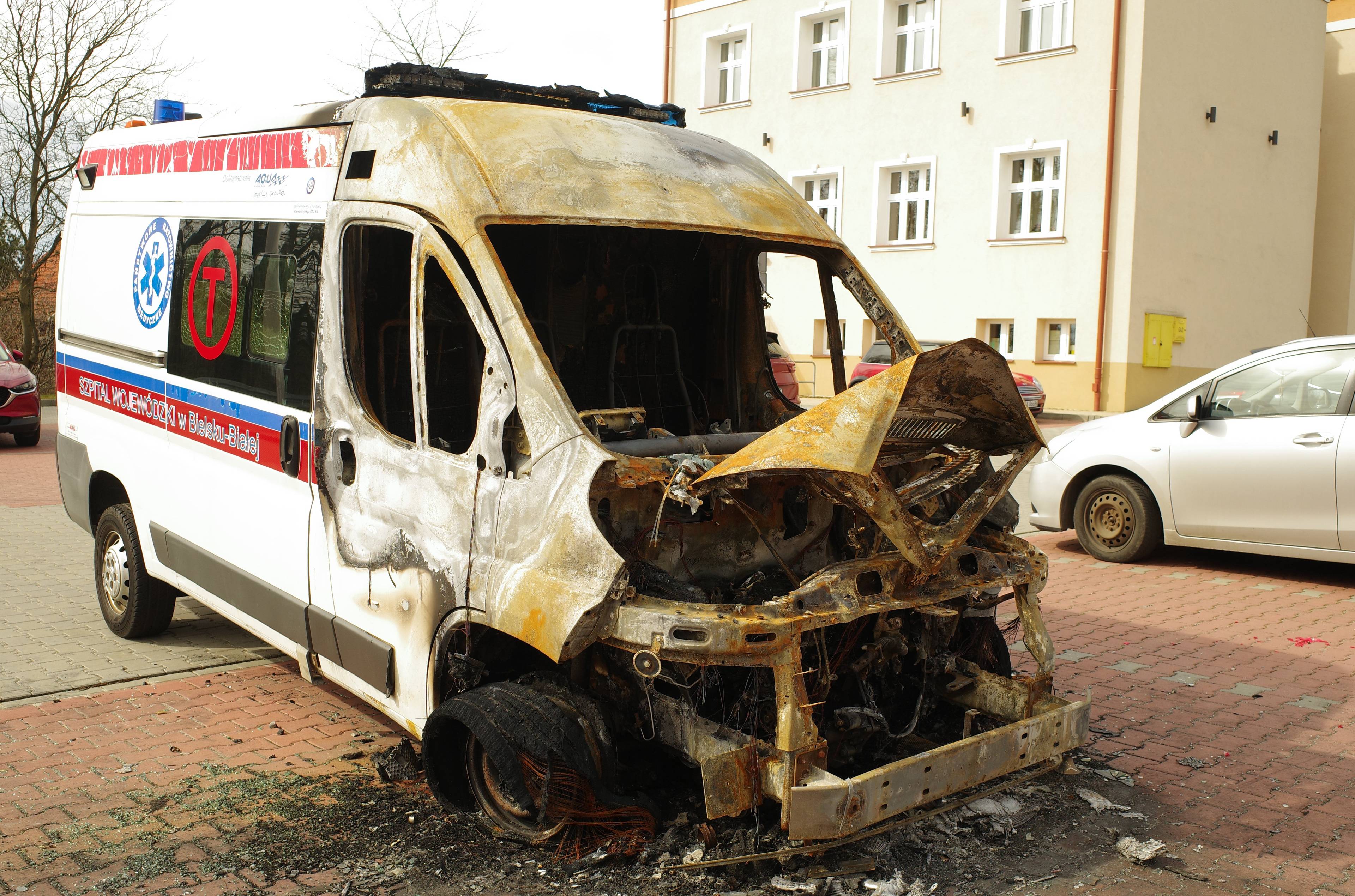 Spalona karetka przed urzędem gminy w Radłowie.