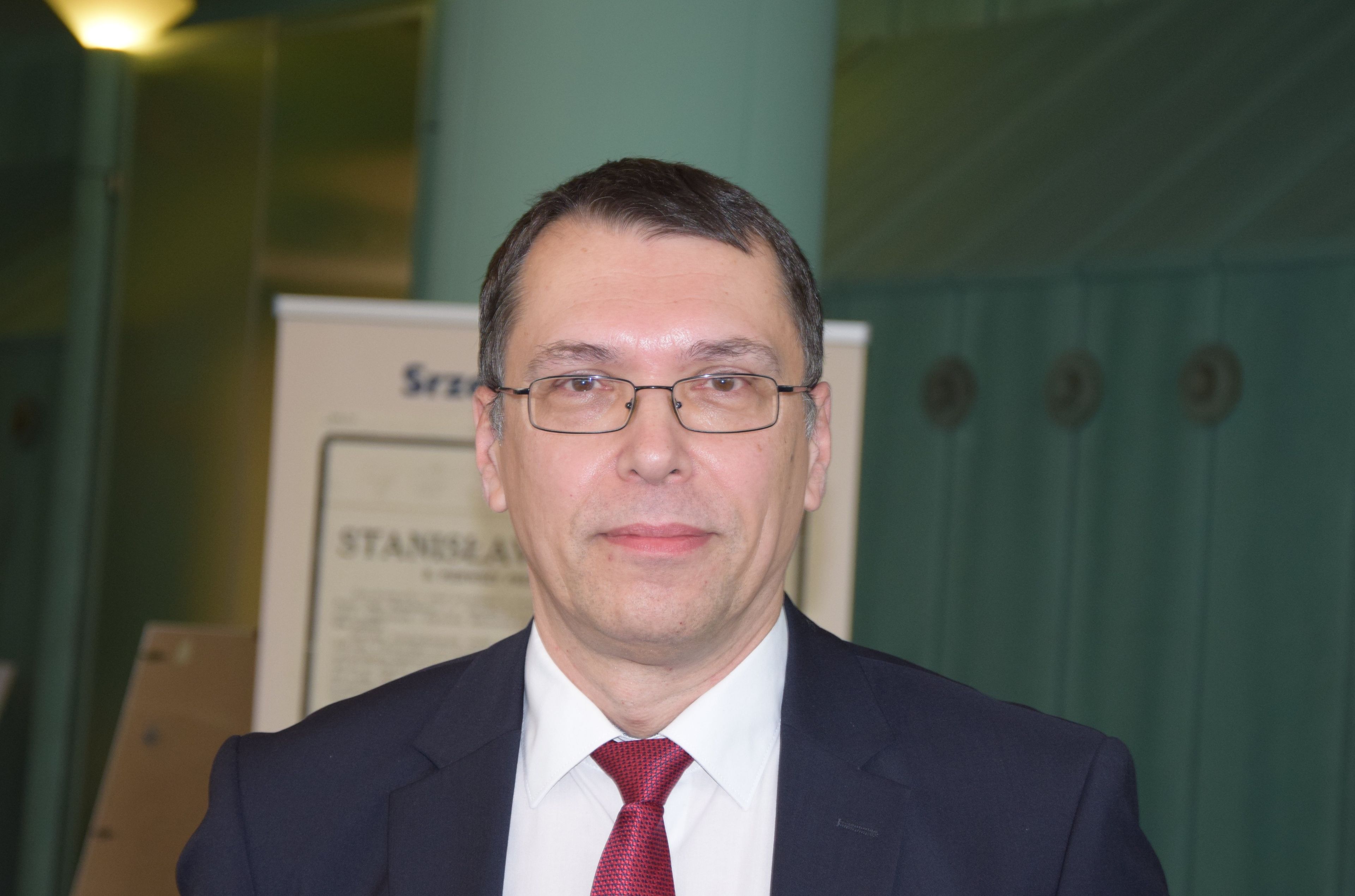 Mężczyzna w garniturze