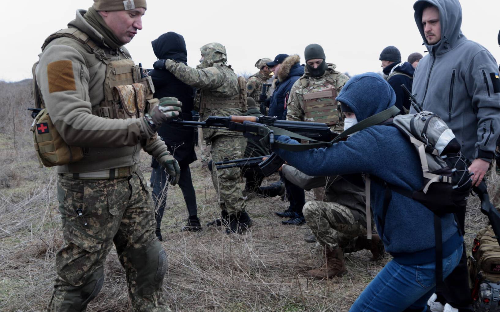 A military instructor teaches civilians during a training session outside Black See Ukrainian city of Odessa on February 5, 2022. - The Odessa Defense Headquarters conducted extensive training to teach the population to defend themselves in the event of an invasion by Russian troops. (Photo by Oleksandr GIMANOV / AFP)