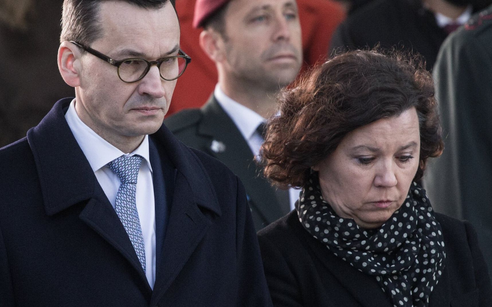 14.02.2019 Warszawa , ulica Zamenhofa . Pomnik Bohaerow Getta . Premier Mateusz Morawiecki (L), zona premiera Mateusza Morawieckiego Iwona Morawiecka (P) podczas zlozenia wiencow pod pomnikiem Bohaterow Getta .
Fot. Adam Stepien / Agencja Gazeta