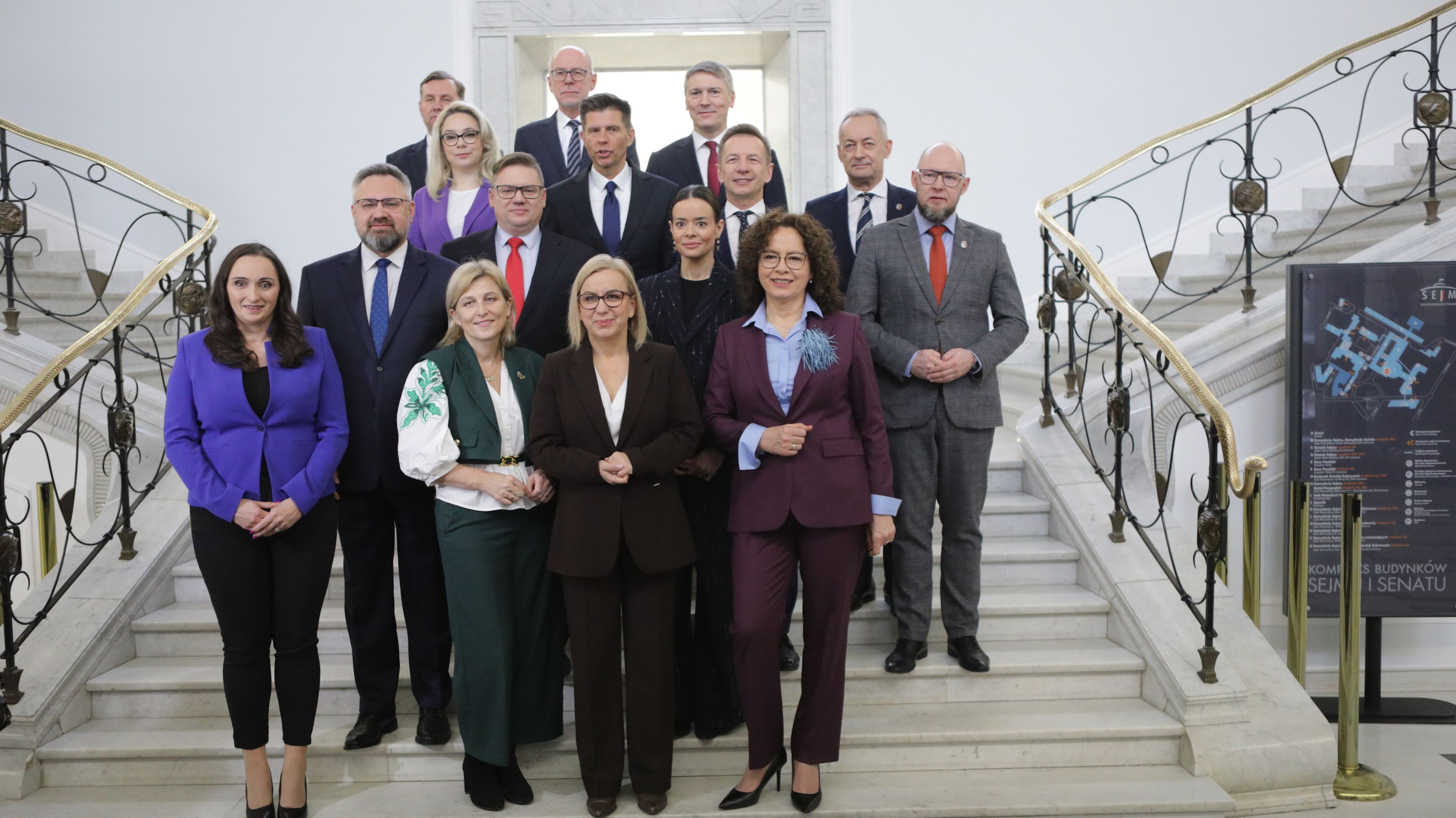 Grupa kobiet i mężczyzna na schodach w Sejmie