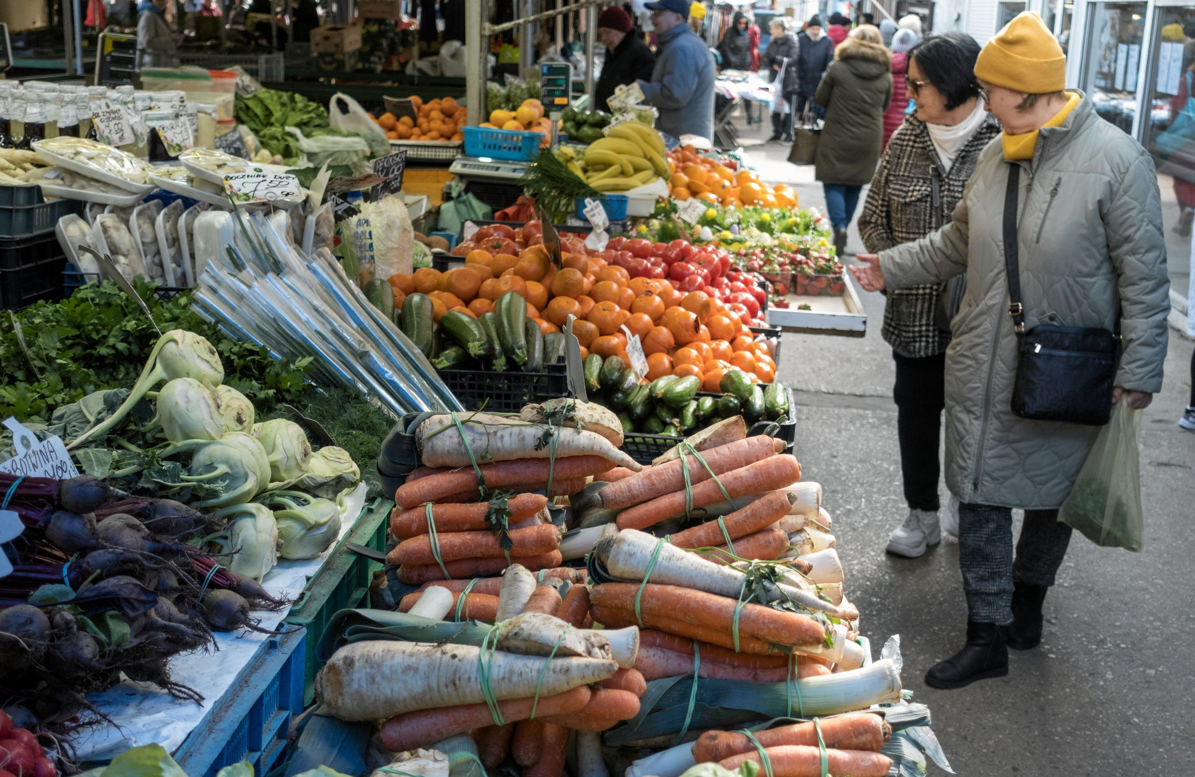 Warzywa na bazarze, na pierwszym planie włoszczyzna
