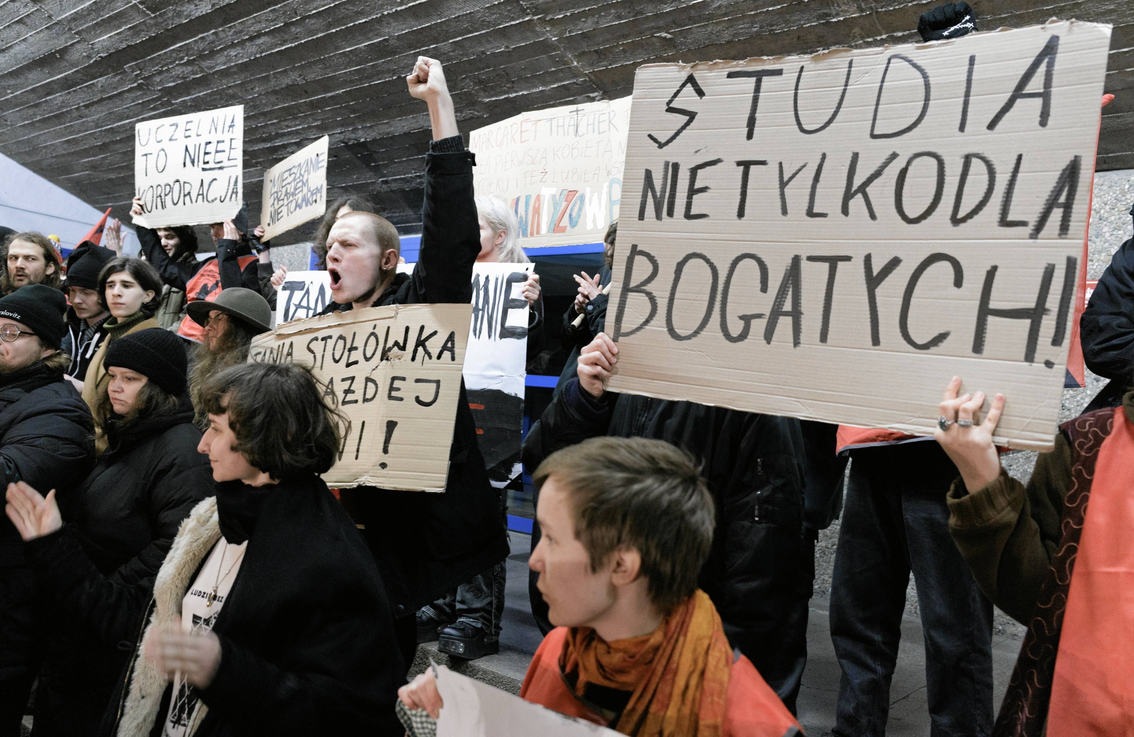 studenci protestujący w Poznaniu. transparent "Studia nie tylko dla bogatych"