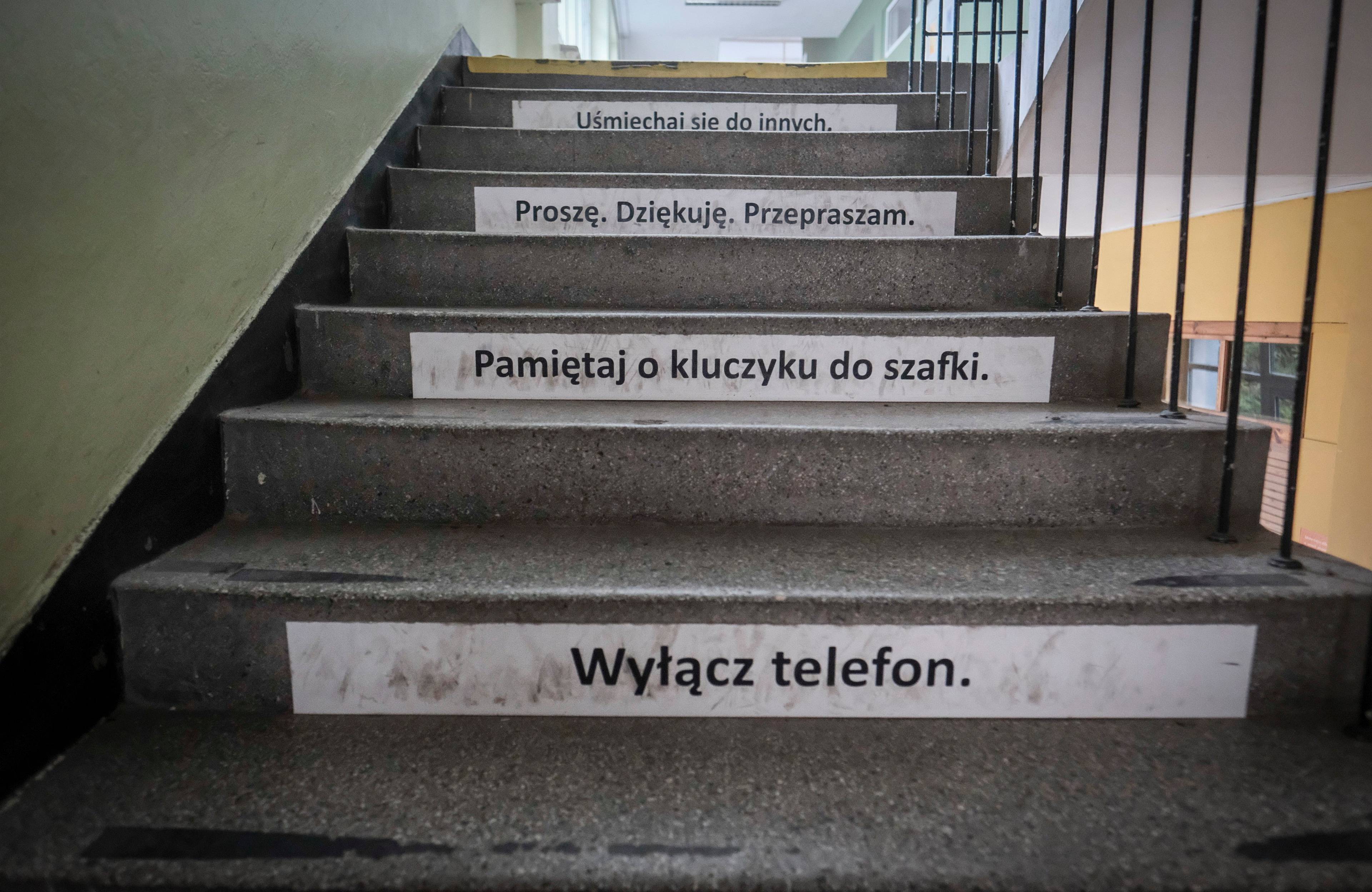 schody z wypisanymi hasłami, m.in. „wyłącz telefon"