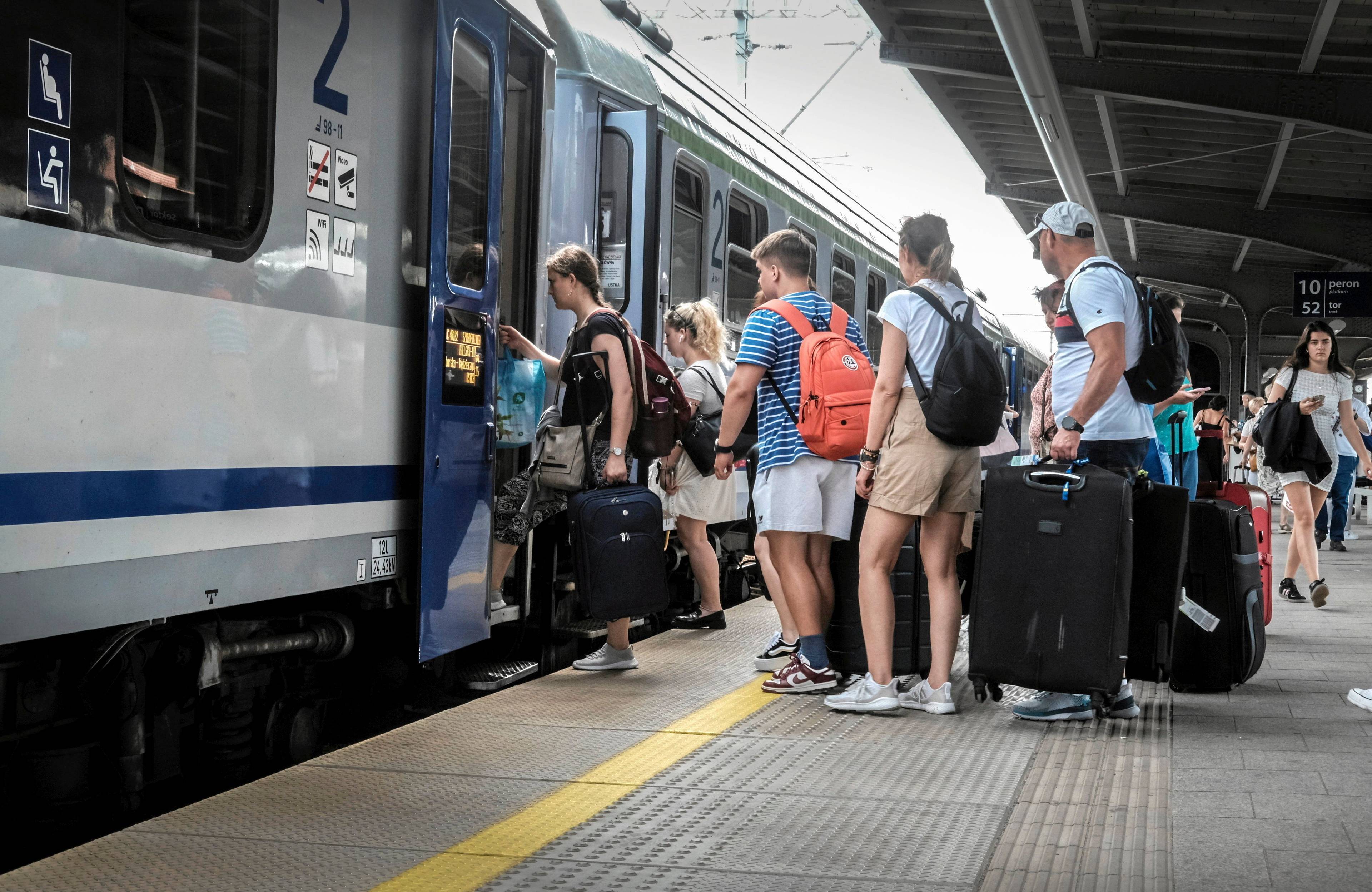 Dworzec PKP Poznan Główny . Pasażerowie pociągu IC Intercity Szyndzielnia na trasie Bielsko Biala - Ustka. 17.07.2024 r.