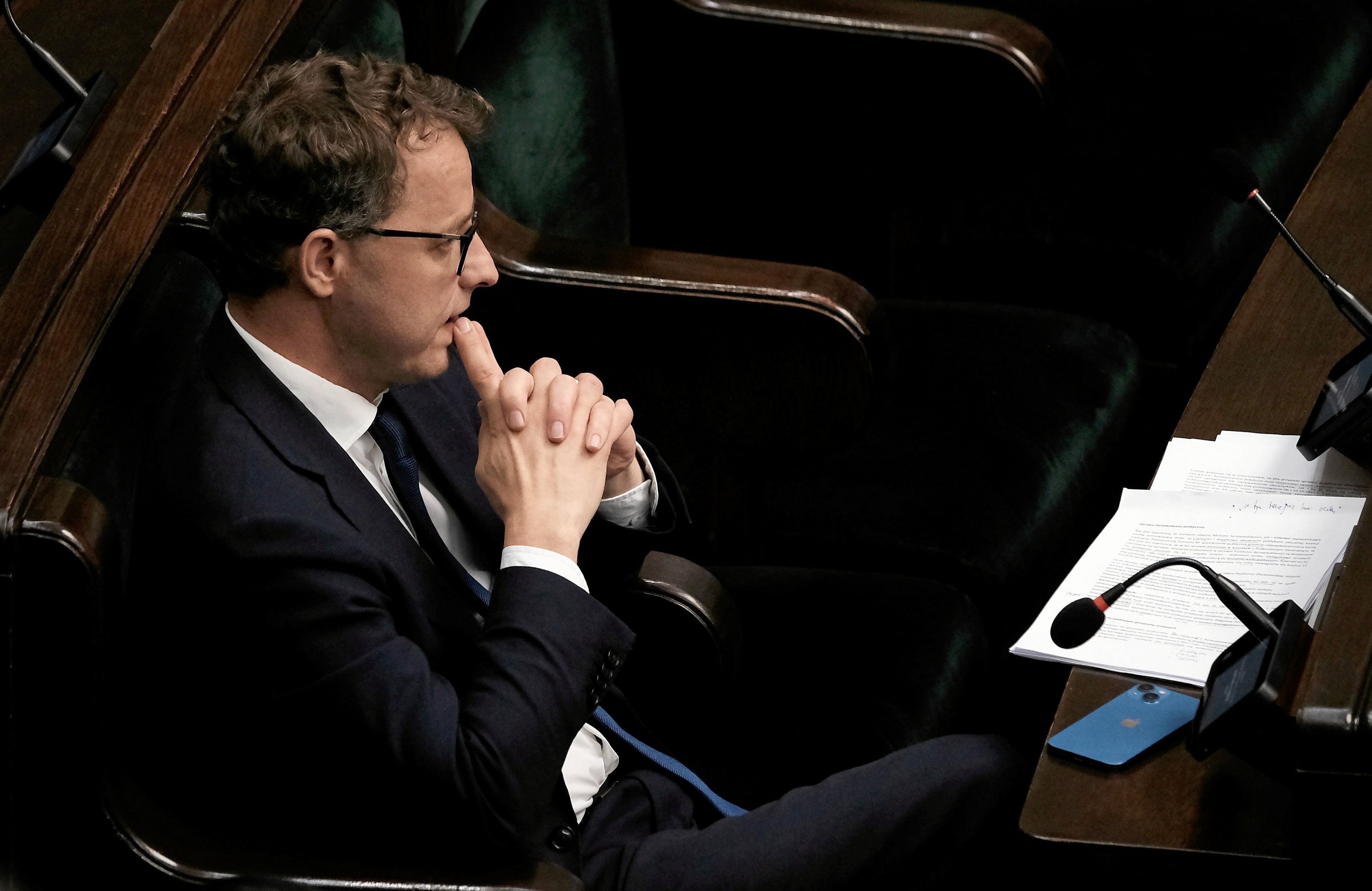 romanowski siedzi w ławach sejmowych