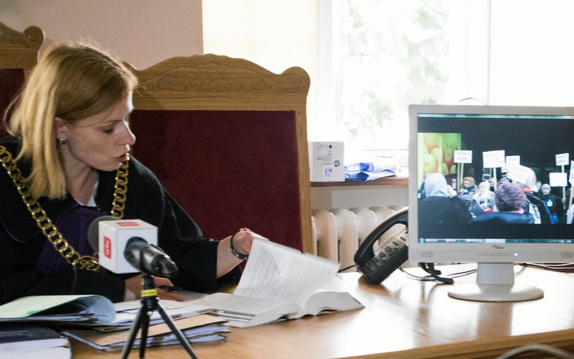 02.08.2018 Poznan , Sad Rejonowy . Nz sedzia Renata Zurowska . Rozprawa uczestniczek demonstracji pod poznanska Alfa . Grazyna K. i Izabela D. zostaly skazane za trzymanie transparentow z haslem " Jestesmy wkurwione "  .
Fot. Lukasz Cynalewski / Agencja Gazeta
