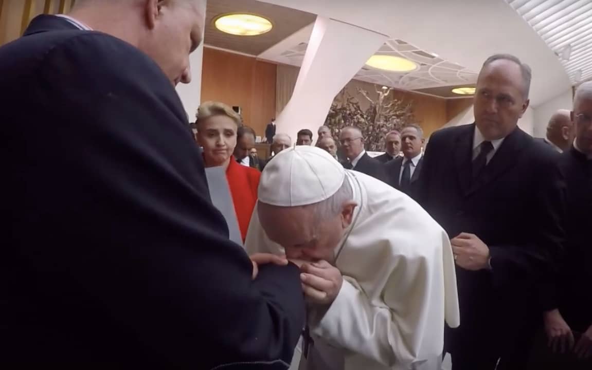 Grafika do artykułu Papież Franciszek pocałował w rękę Marka Lisińskiego, prezesa fundacji "Nie lękajcie się" [ZOBACZ FILM]