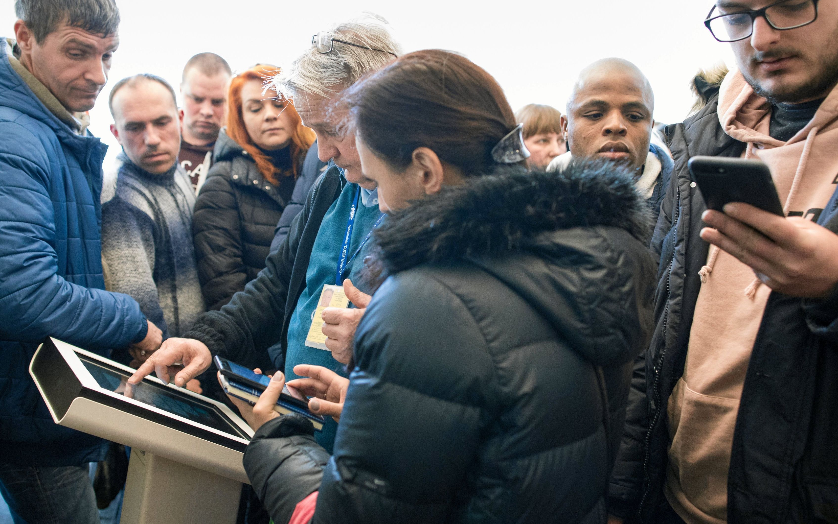 19.03.2018 Poznan , plac Wolnosci . Urzad Wojewodzki . Wydzial Spraw Obywatelskich i Cudzoziemcow . Poranna kolejka interesantow . 
Fot. Lukasz Cynalewski / Agencja Gazeta