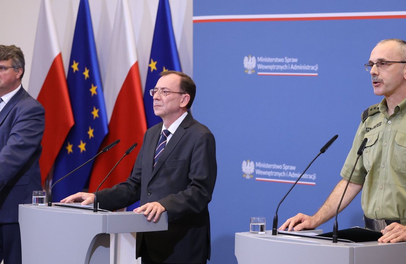 Maciej Wąsik, Mariusz Kamiński i szef straży granicznej Tomasz Praga na konferencji prasowej w MSWiA.
