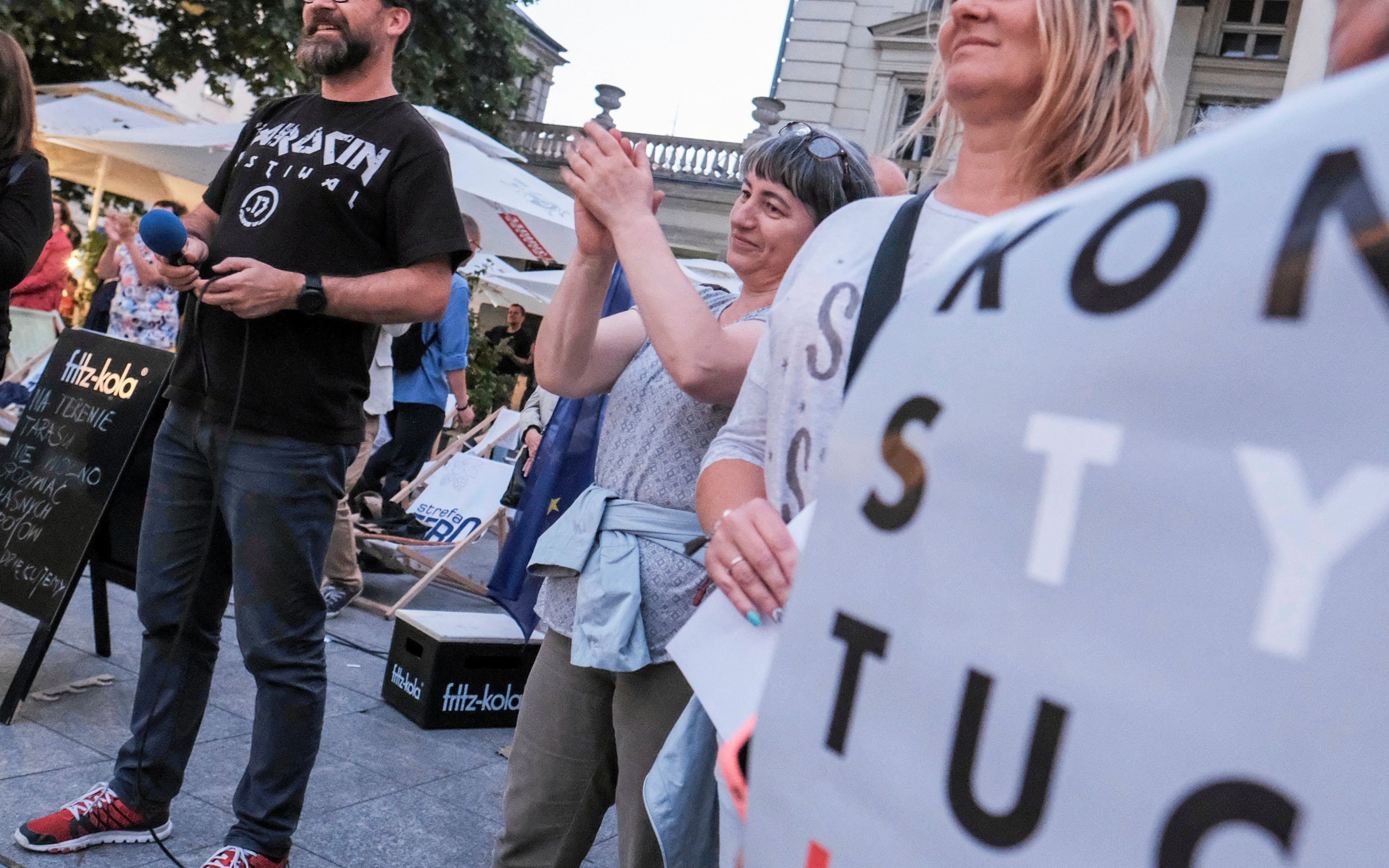 03.07.2018 Poznan . Plac Wolnosci . Sedzia Bartlomiej Przymusimnski , rzecznik prasowy Stowarzyszenia Sedziow Polskich " Iustitia " . Lancuch swiatla - protest w obronie wolnych sadow i Sadu Najwyzszego . Fot. Piotr Skornicki / Agencja Gazeta