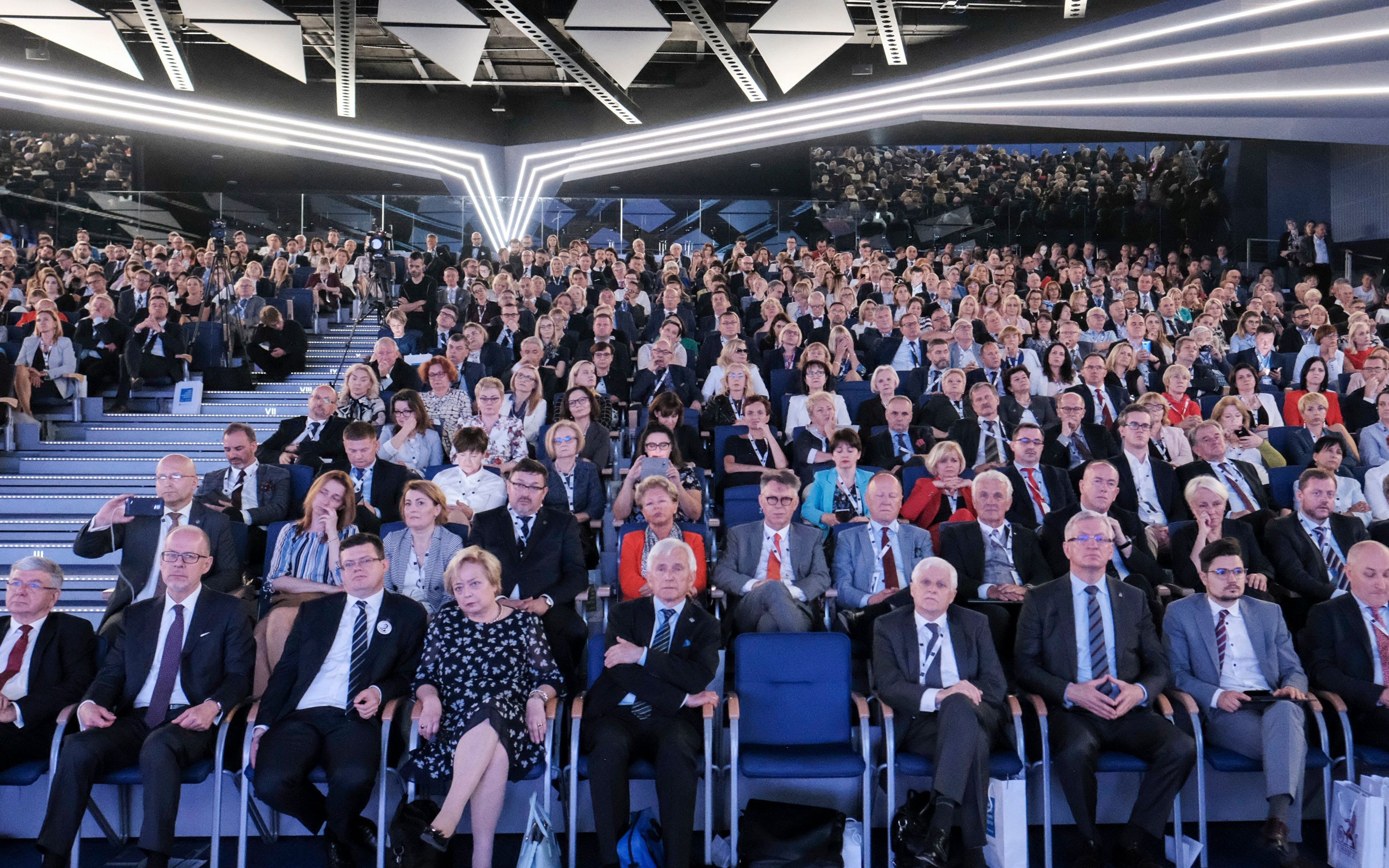 01.06.2019 Poznan . MTP . Poznan Congress Center . Od lewej: prezes Krajowej Rady Radcow Prawnych Maciej Bobrowicz , prezes Naczelnej Rady Adwokackiej Jacek Trela , prezes Stowarzyszenia Sedziow Polskich  Iustitia. Krystian Markiewicz , prezes Sadu Najwyzszego Malgorzata Gersdorf , ssdzia Trybunalu Konstytucyjnego w stanie spoczynku Bohdan Zdziennicki , prezes Sadu Najwyzszego kierujacy Izba Cywilna Dariusz Zawistowski , prezydent miasta Jacek Jaskowiak . II Kongres Prawnikow Polskich organizowany przez Naczelna Rade Adwokacka , Krajowa Rade Radcow Prawnych i Stowarzyszenie Sedziow Polskich Iustitia . 
Fot. Piotr Skornicki / Agencja Gazeta