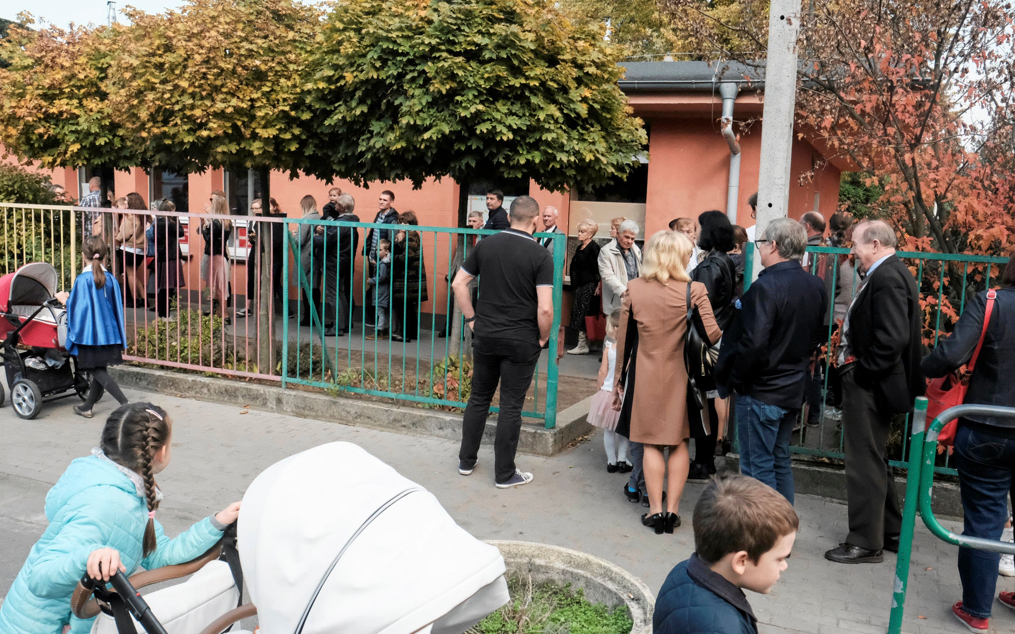 13.10.2019 Poznan , ul. Lawica . Wybory parlamentarne 2019 . Kolejka wyborcow do obwodowej komisji wyborczej nr 184 i 187 .
Fot. Piotr Skornicki /Agencja Gazeta