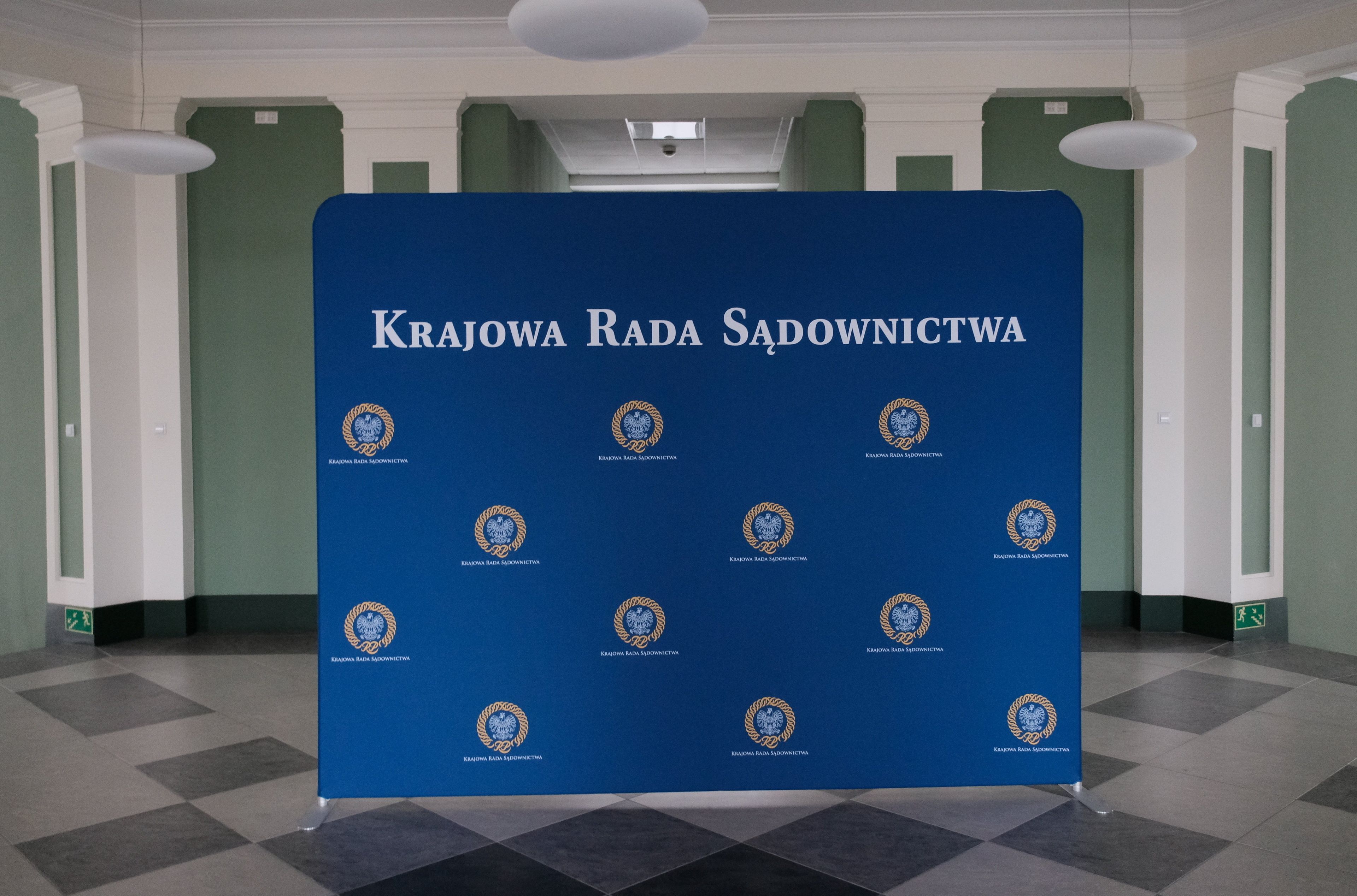 Ścianka z napisem Krajowa Rada Sądownictwa