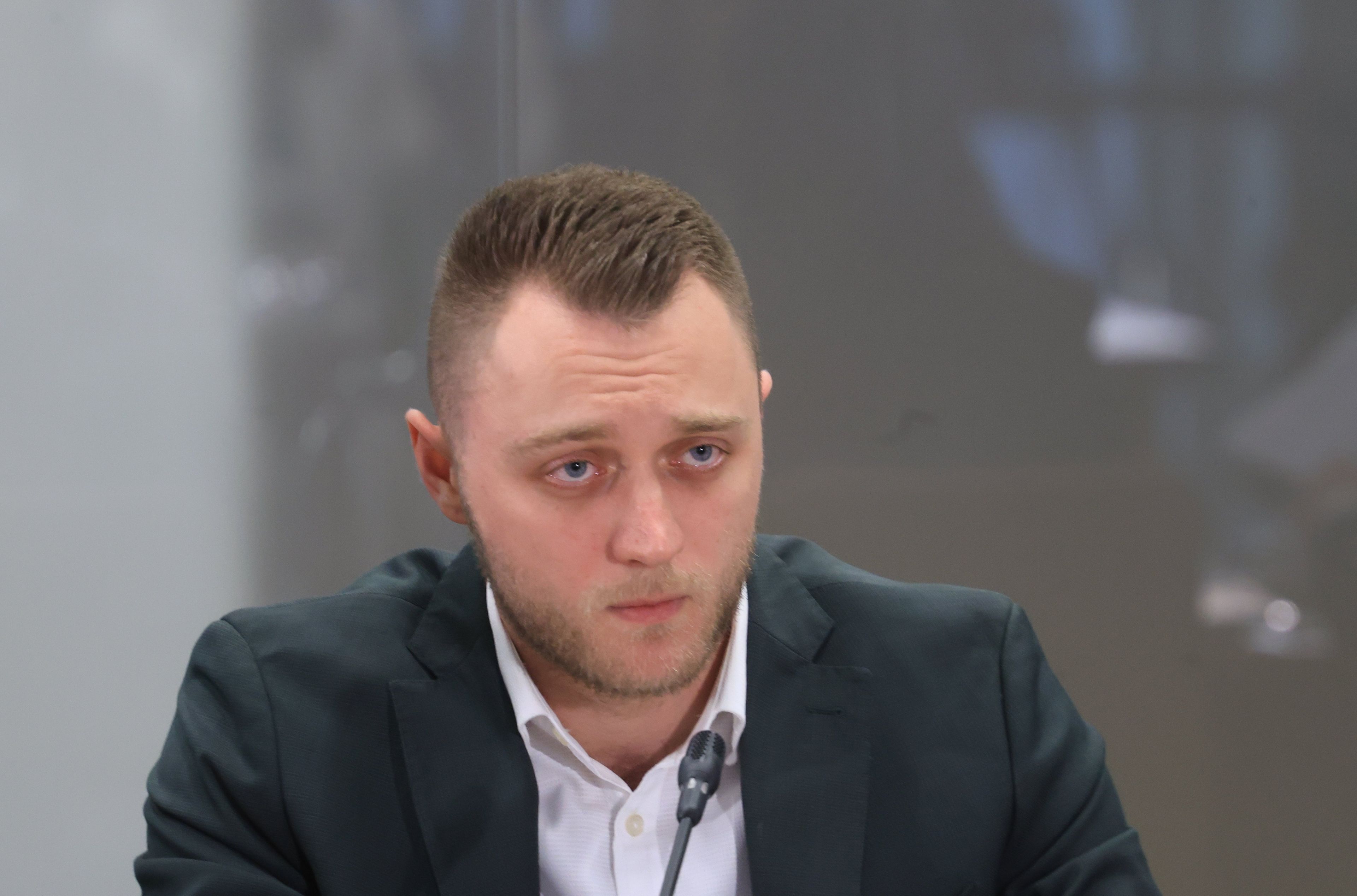 Młody mężczyzna krótko ostrzyżony