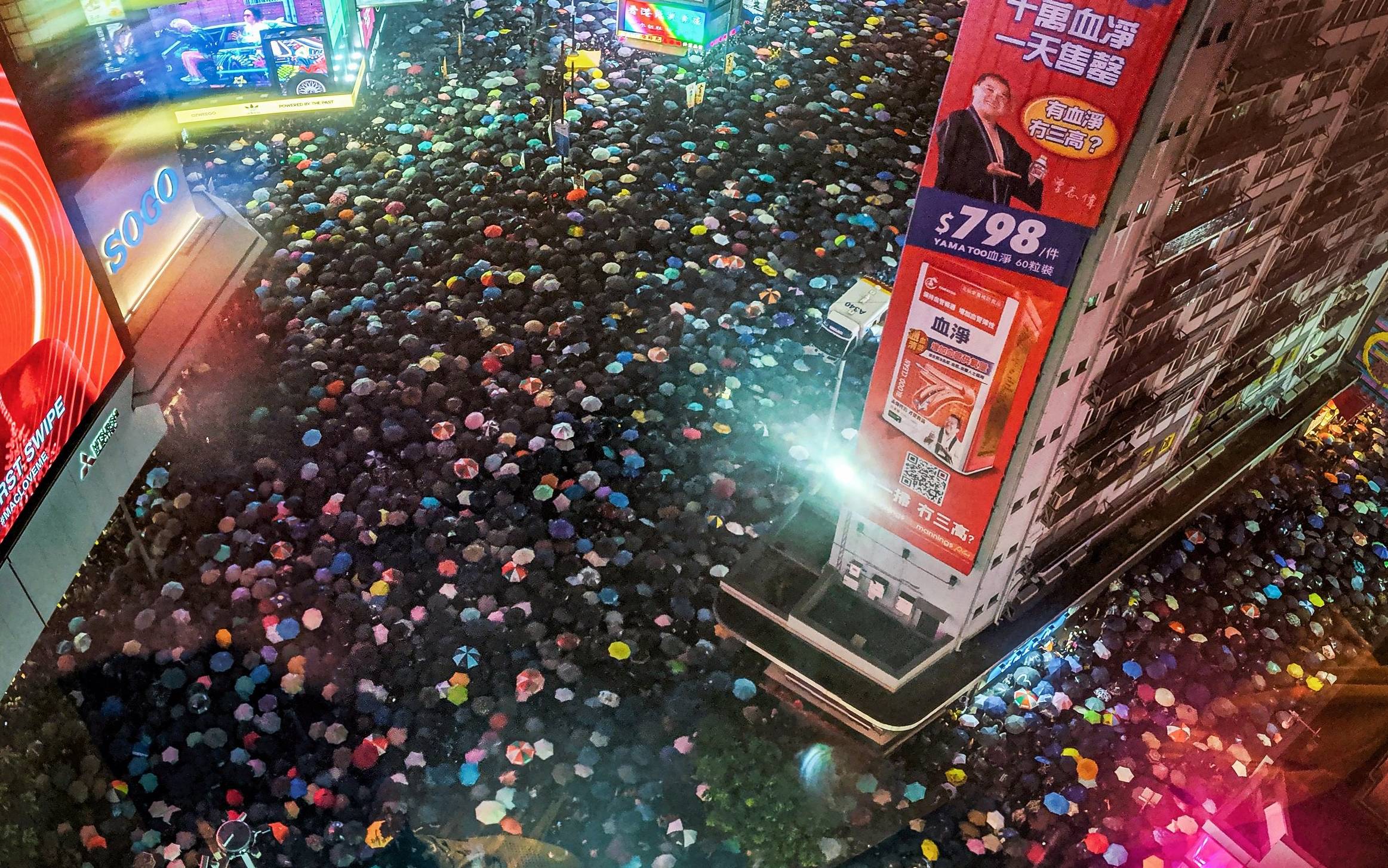 Grafika do artykułu Hongkong: „Garstka odszczepieńców i wichrzycieli” miażdżąco wygrywa wybory. Co dalej?