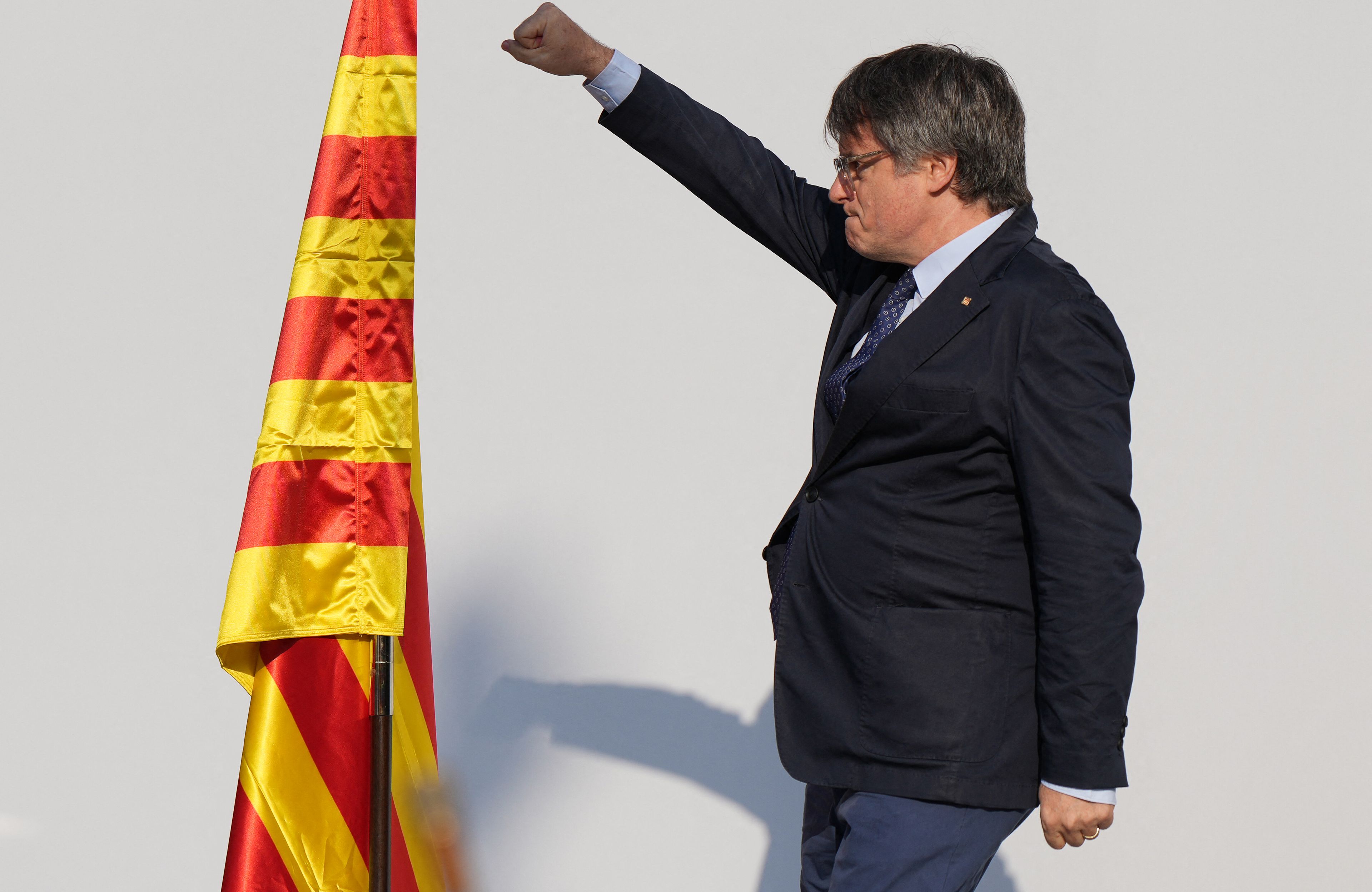 Carles Puigdemont z pięścią uniesioną do góry