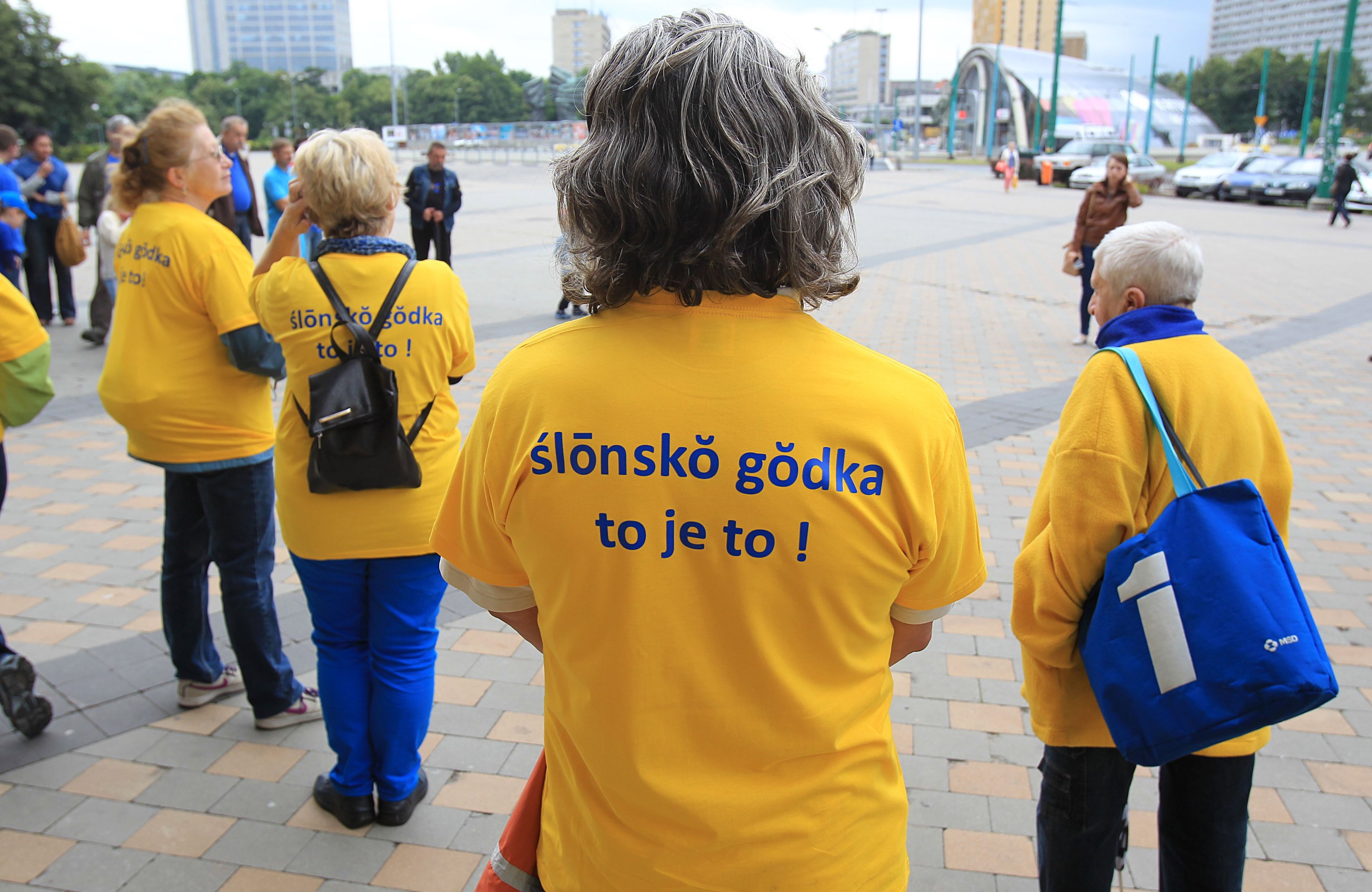 kobieta w żółtej koszulce z napisem "ślonsko godka to je to"