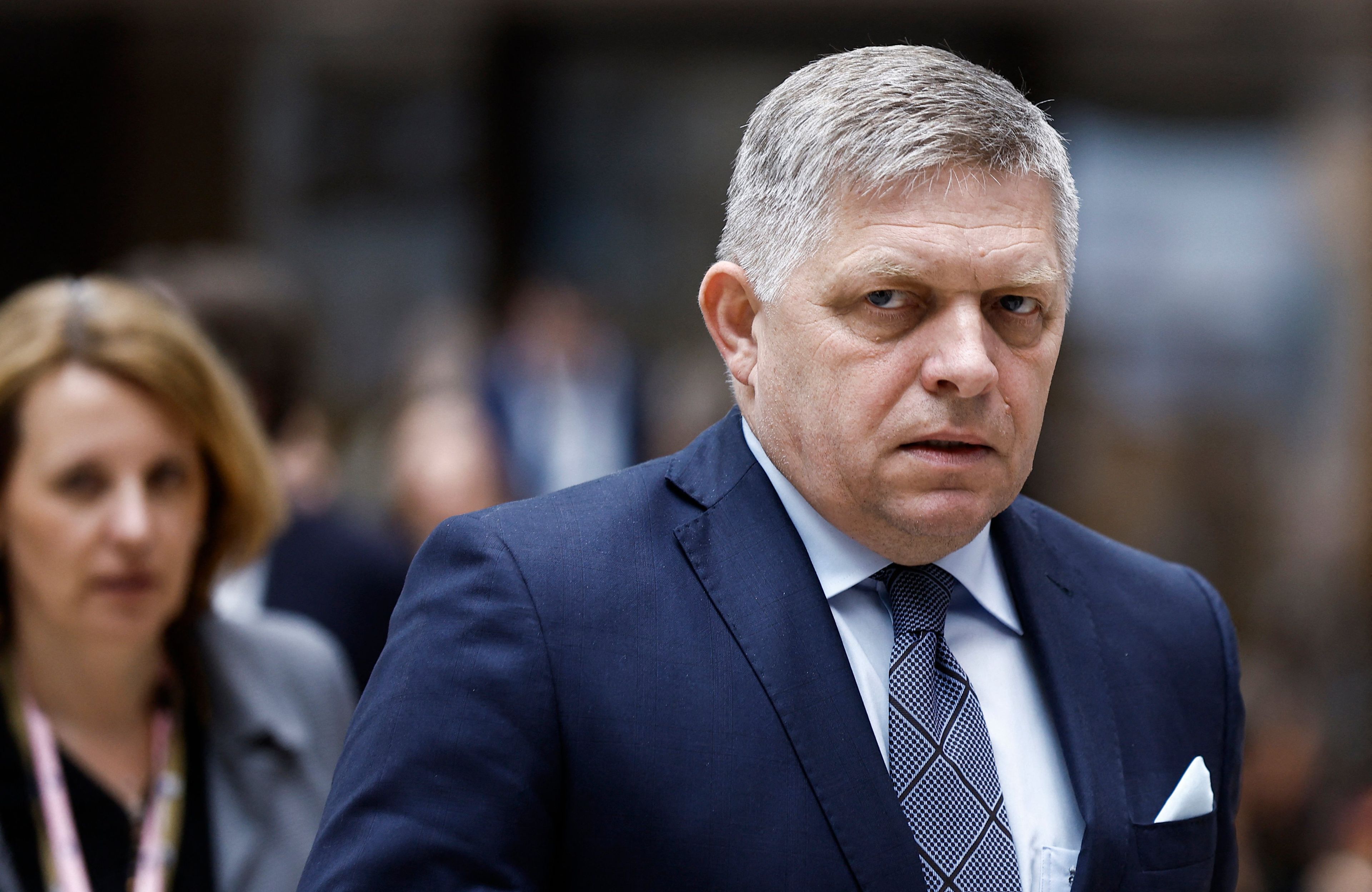 Mężczyzna siwiejący idzie