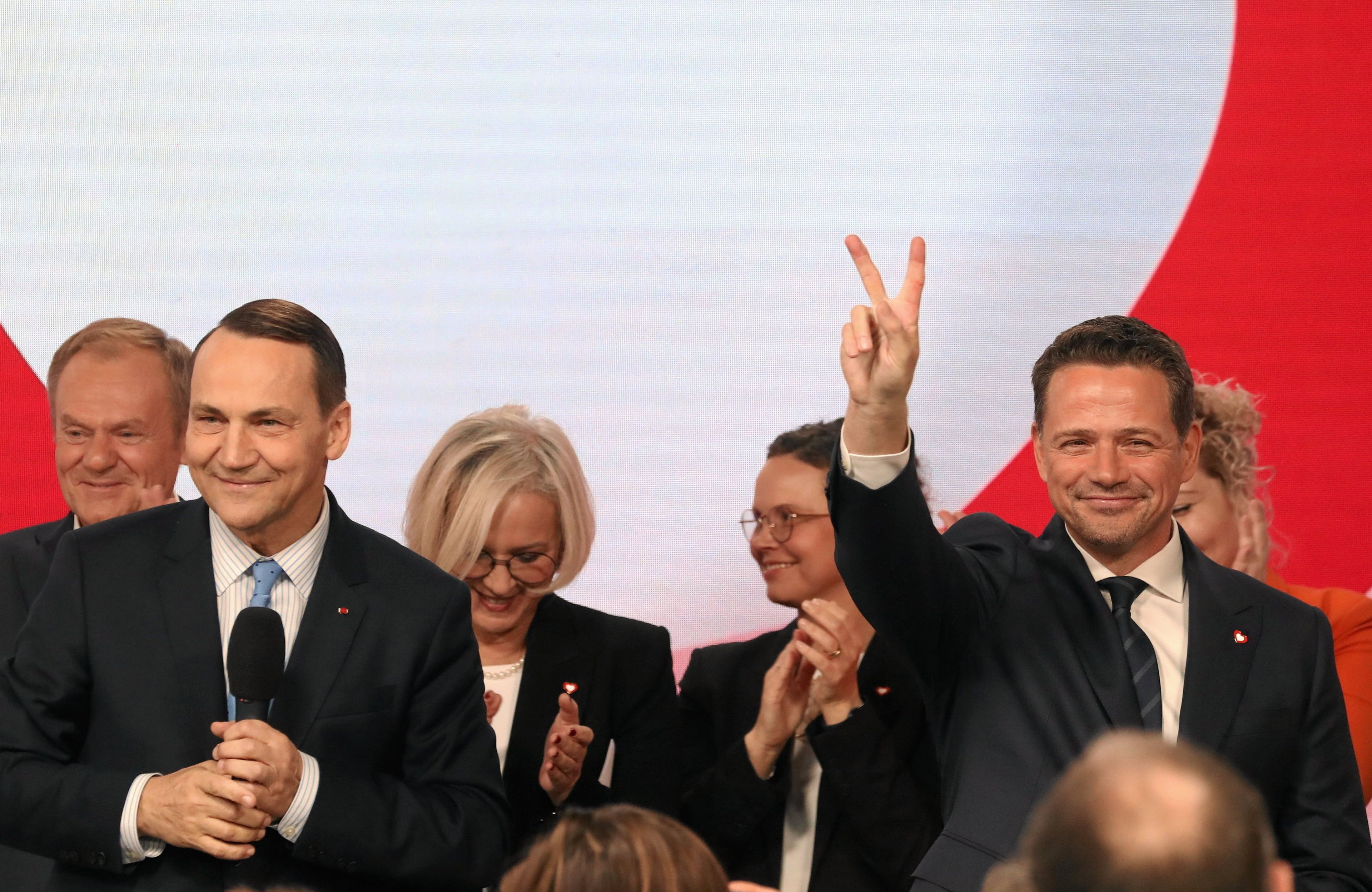 Radosław Sikorski z lewej i Rafał Trzaskowski z prawej, Rada Krajowa KO, 23.11.2024 r.