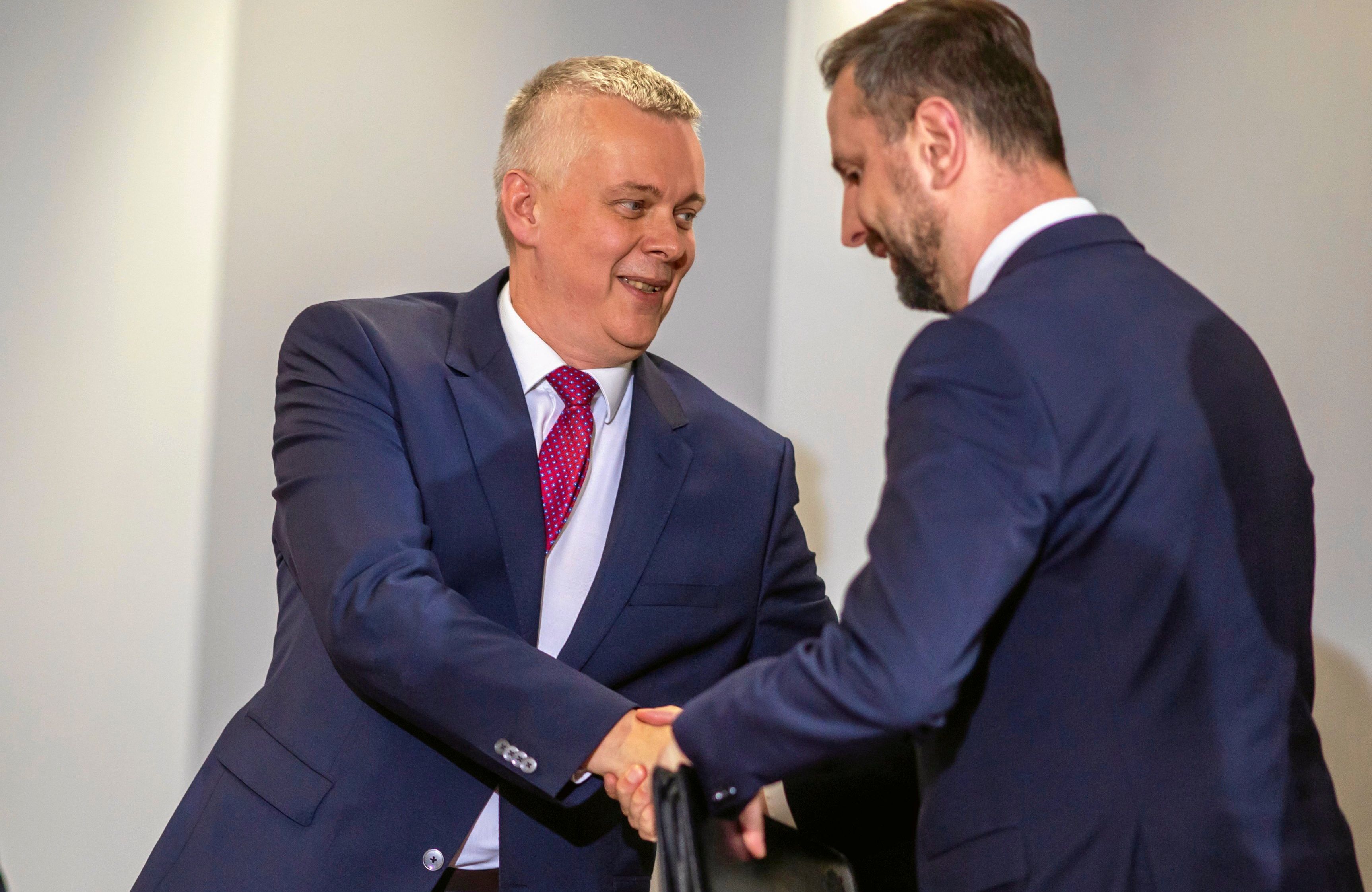 siemoniak  ściska rękę kosiniakowi