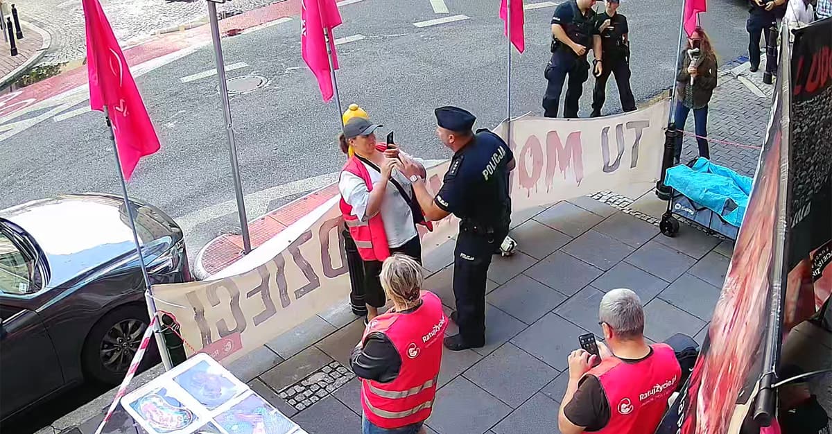 Ojciec małego dziecka błagał „obrońców życia” o ciszę, dopiero to poruszyło policję [NAGRANIE]