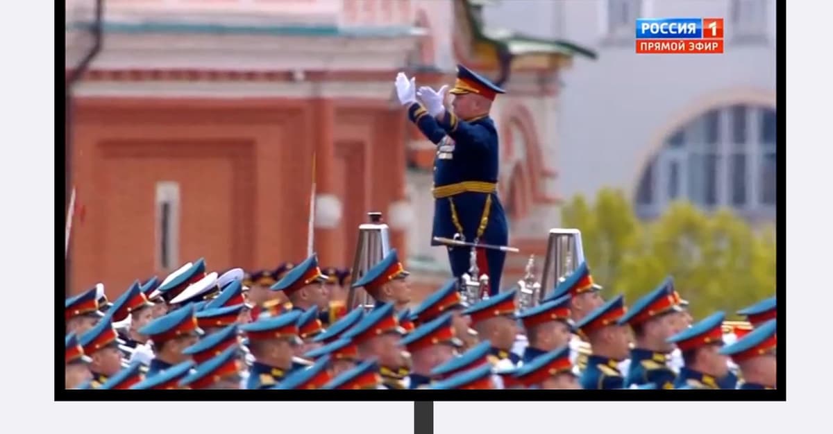 Wojsko równo maszeruje, a Putin bawi Xi [GOWORIT MOSKWA o defiladzie w Moskwie]