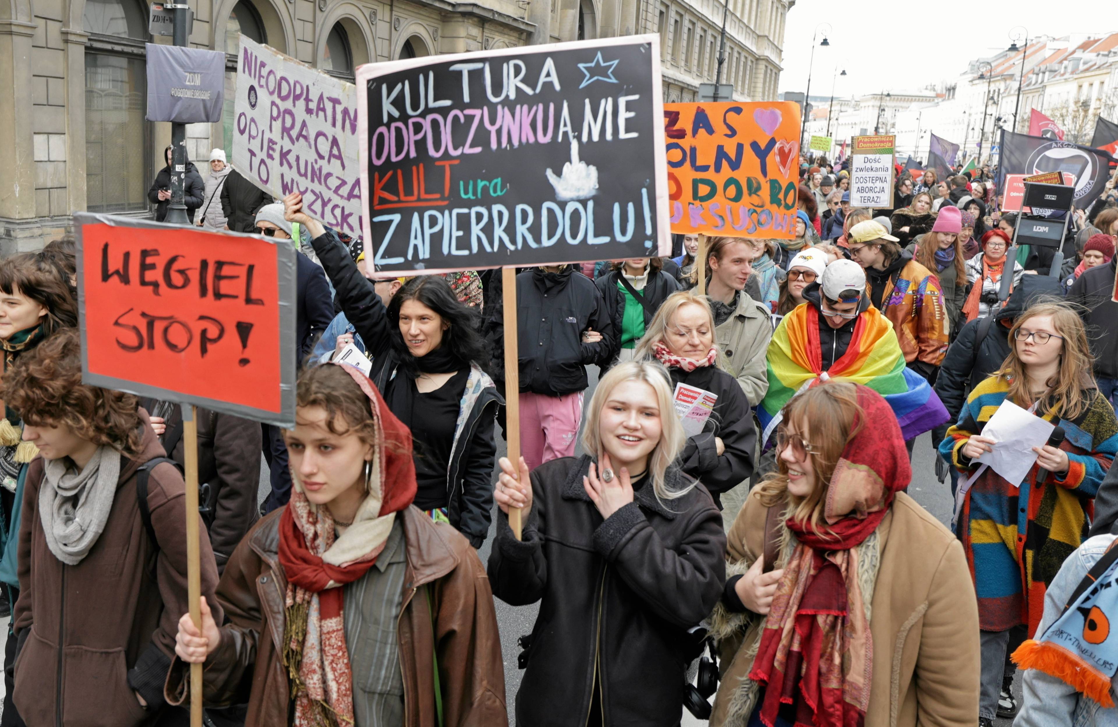Kolorowy tłum kobiet z banerami