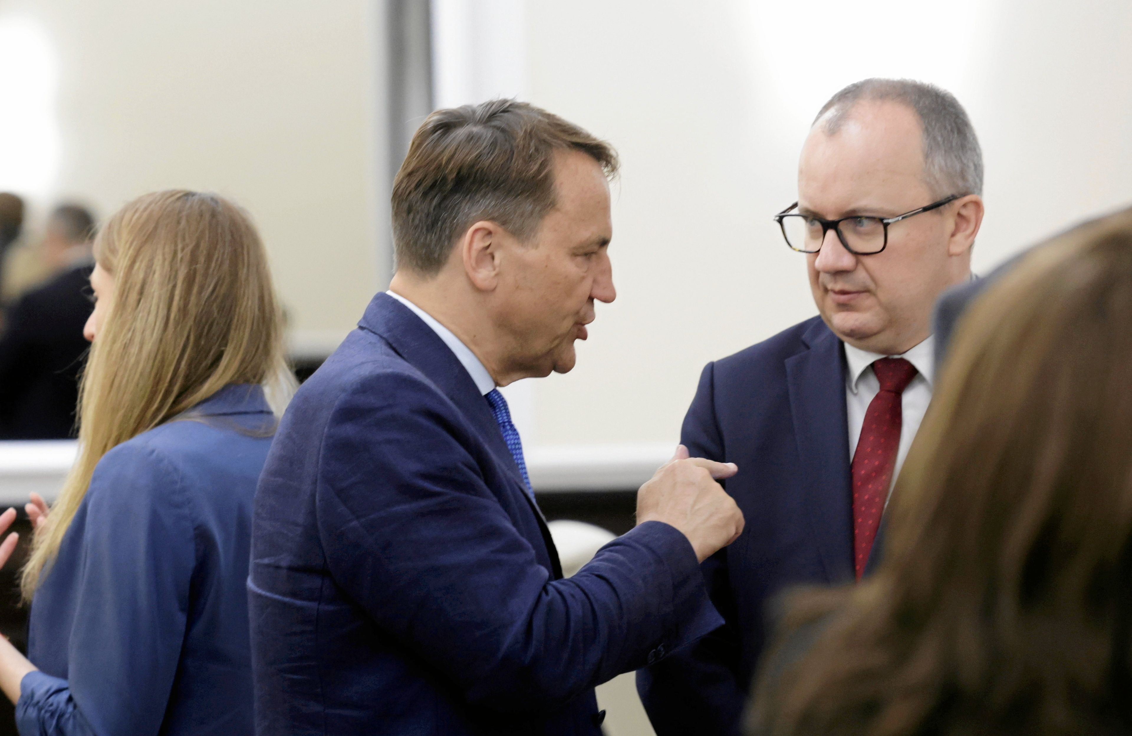 Dwaj mężczyźni w garniturach rozmawiają ze sobą gestykulując (Radosław Sikorski i Adam Bodnar)
