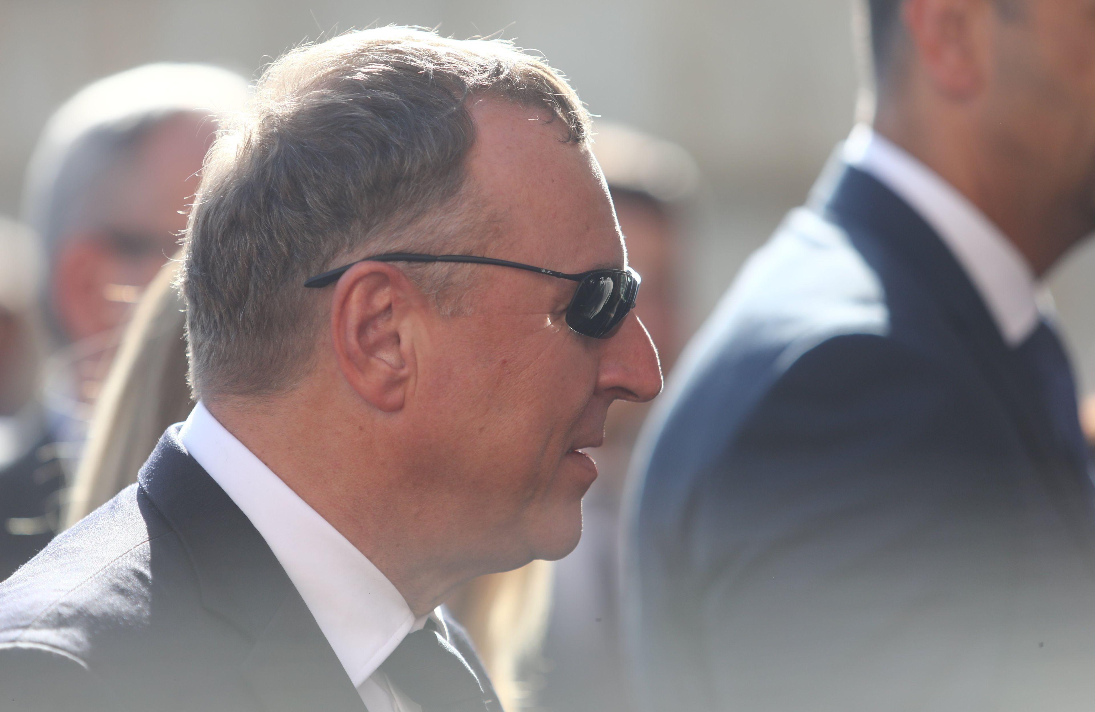 Jacek Kurski z profilu w okularach przeciwsłonecznych