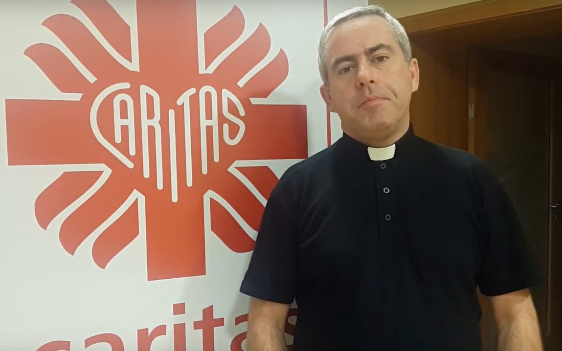 Grafika do artykułu „Kontrola to fikcja. Nikt z nami nie rozmawiał”. Jak Episkopat „wyjaśnia” nieprawidłowości w Caritas Polska