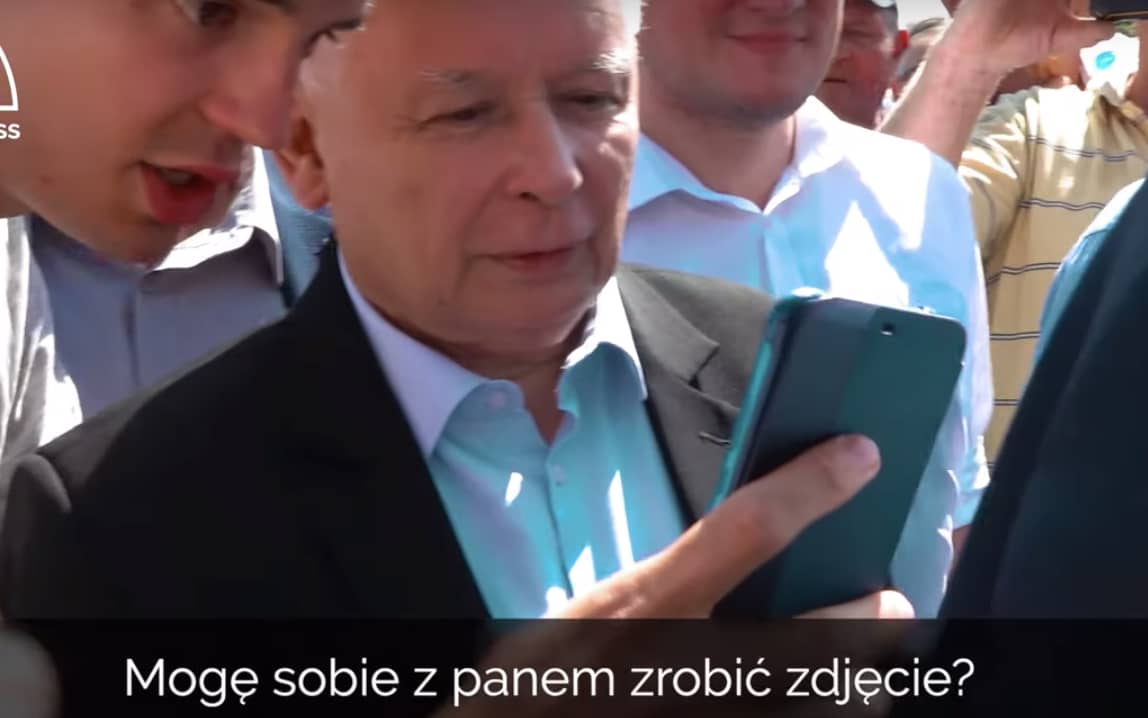 Grafika do artykułu "Uścisnąłem prawicę. Ty też? Tylko ręki nie myj!". Kaczyński, 10 ochroniarzy i rozkochany w nim tłum