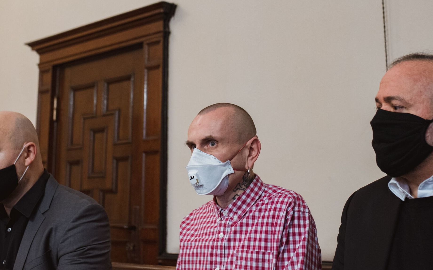 19.01.2021 Gdansk , ul. Nowe Ogrody 30/34 . Sad Okregowy . Aktywisci , ktorzy obalili pomnik pralata Henryka Jankowskiego w Gdansku Konrad Korzeniowski (p), Michal Wojcieszczuk (c) i Rafll Suszek (l) podczas procesu .
Fot. Martyna Niecko / Agencja Gazeta