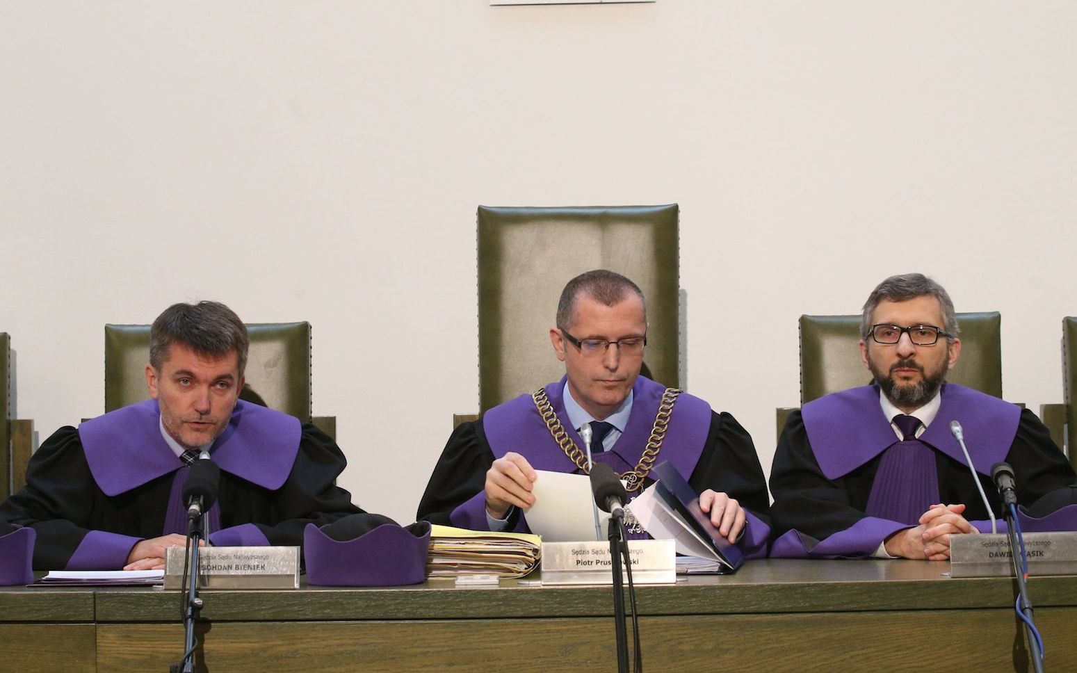 05.12.2019 Warszawa , Sad Najwyzszy. Orzeczenie Sądu Najwyższego w sprawie niezależność Izby Dyscyplinarnej i KRS, 5 grudnia 2019. Od lewej: sędzia Bohdan Bieniek, sędzia Piotr Prusinowski, sędzia Dawid Miąsik
Fot. Kuba Atys / Agencja Gazeta