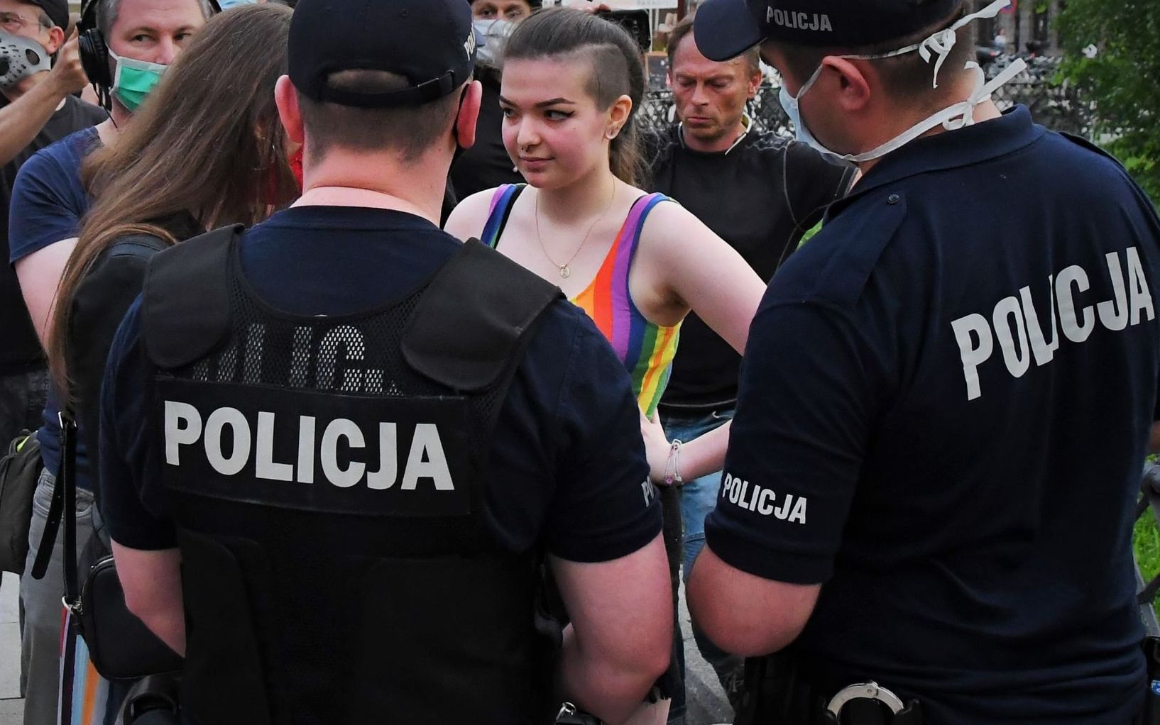 Grafika do artykułu Nieufni i łatwowierni. Tacy jesteśmy na europejskim tle. Kłopot z policją... [EUROBAROMETR]